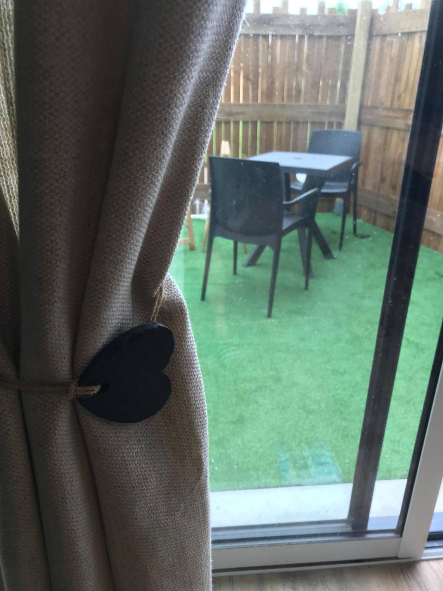 Détail de rideau avec embrasse en cœur - Le Cocon du bourg d’Agon