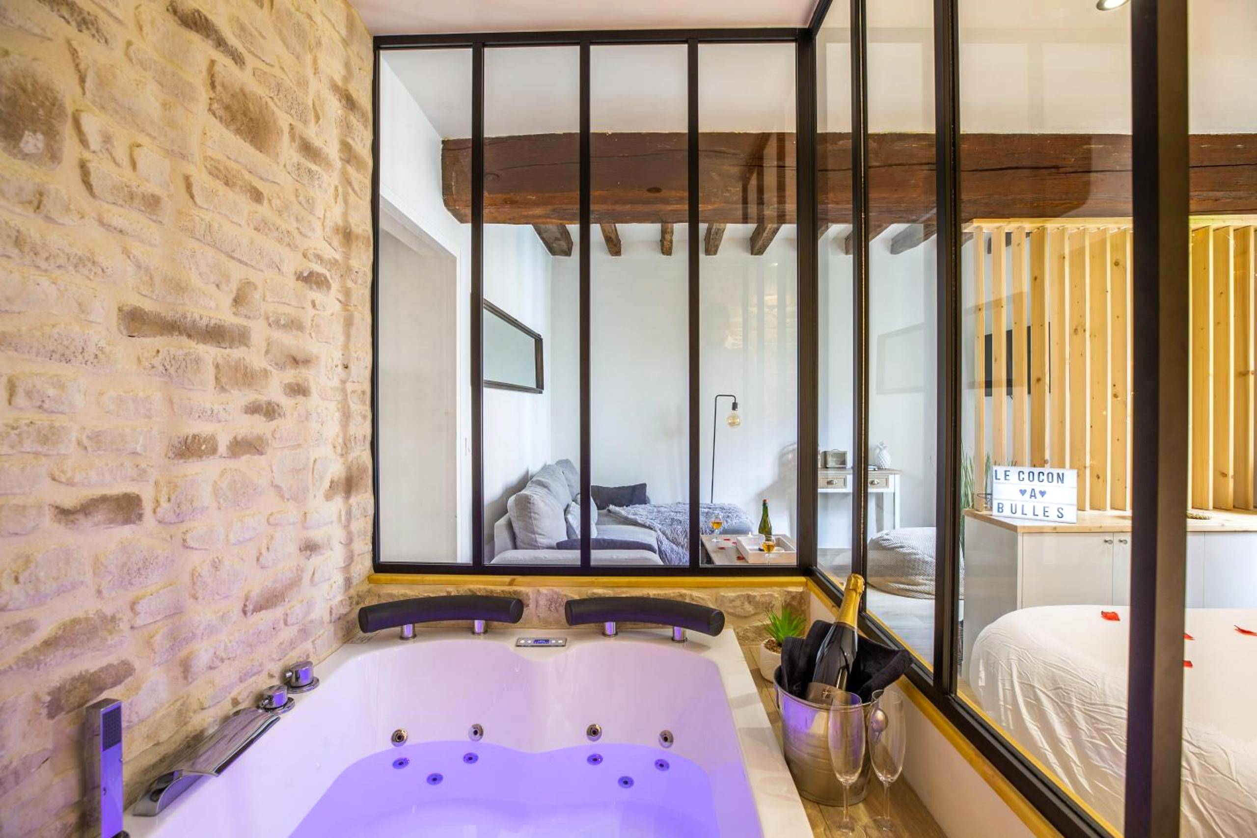 Jacuzzi privatif avec luminothérapie et champagne - Love Room Chartres - Cocon à Bulles Chic vue Cathédrale avec Spa -...