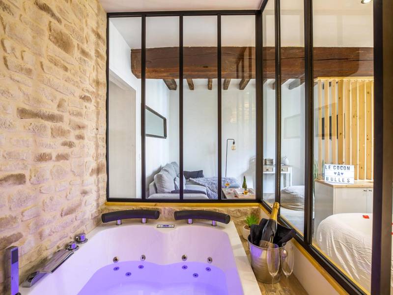 Jacuzzi privatif avec luminothérapie et champagne - Love Room Chartres - Cocon à Bulles Chic vue Cathédrale avec Spa -...