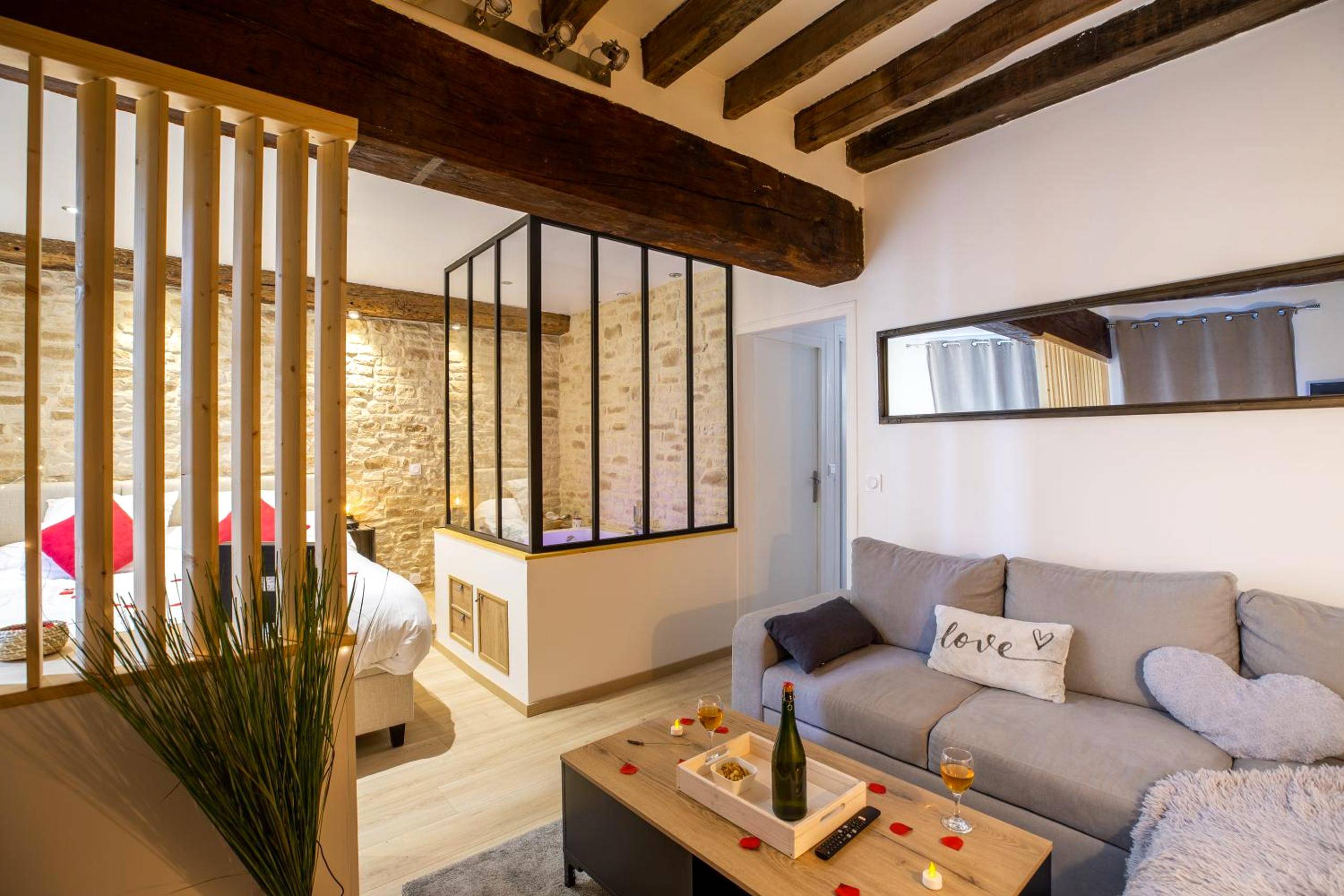 Salon chaleureux avec canapé et table basse - Cocon à Bulles Chic vue Cathédrale avec Spa - jacuzzi