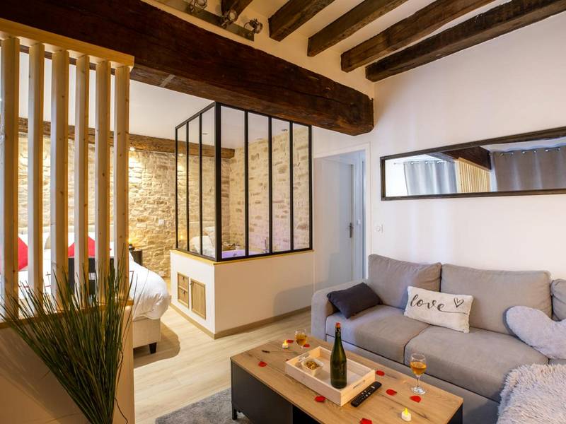 Salon chaleureux avec canapé et table basse - Cocon à Bulles Chic vue Cathédrale avec Spa - jacuzzi