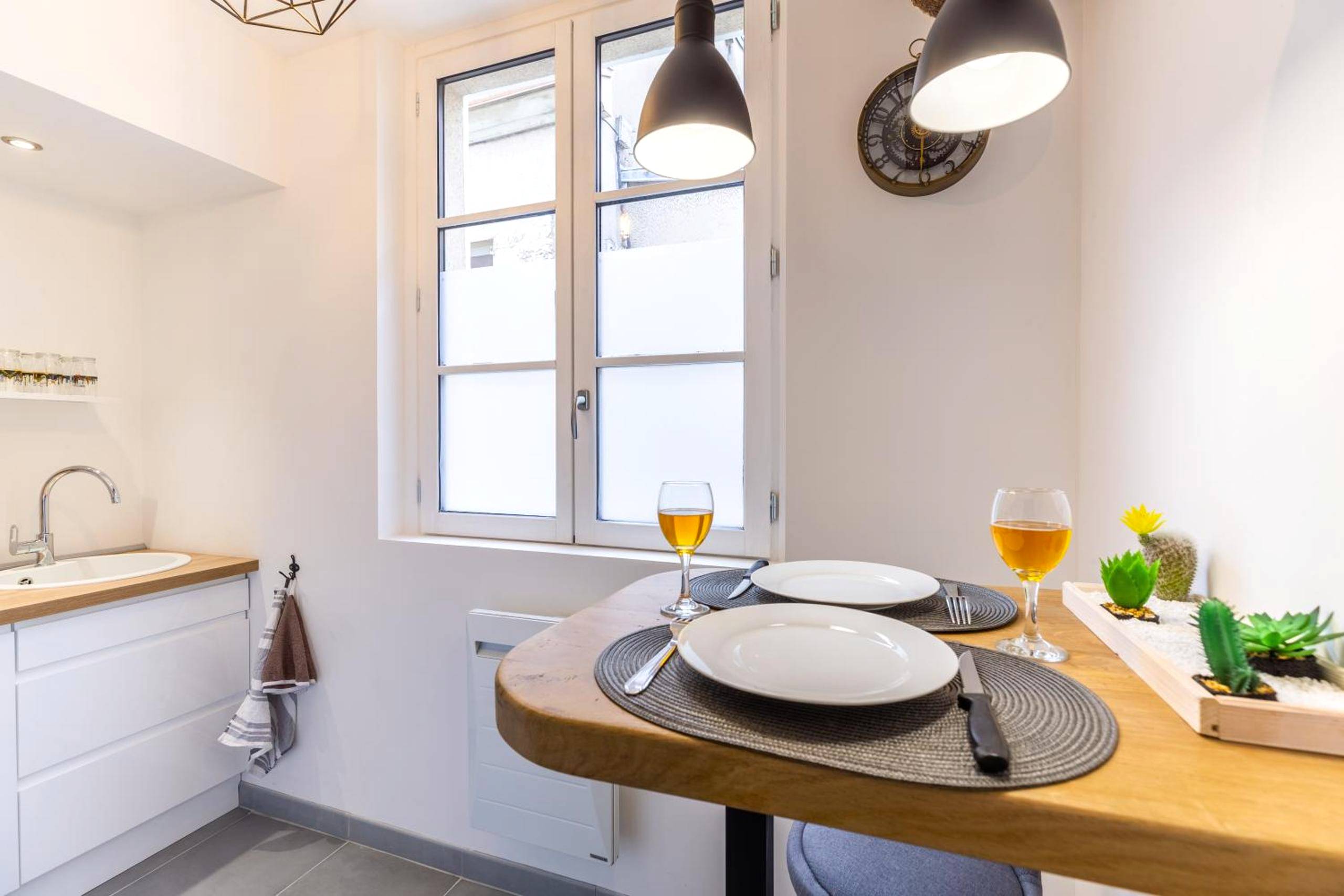 Espace repas romantique pour deux personnes - Cocon à Bulles Chic vue Cathédrale avec Spa - jacuzzi