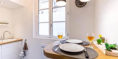 Espace repas romantique pour deux personnes - Cocon à Bulles Chic vue Cathédrale avec Spa - jacuzzi