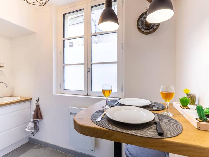 Espace repas romantique pour deux personnes - Cocon à Bulles Chic vue Cathédrale avec Spa - jacuzzi