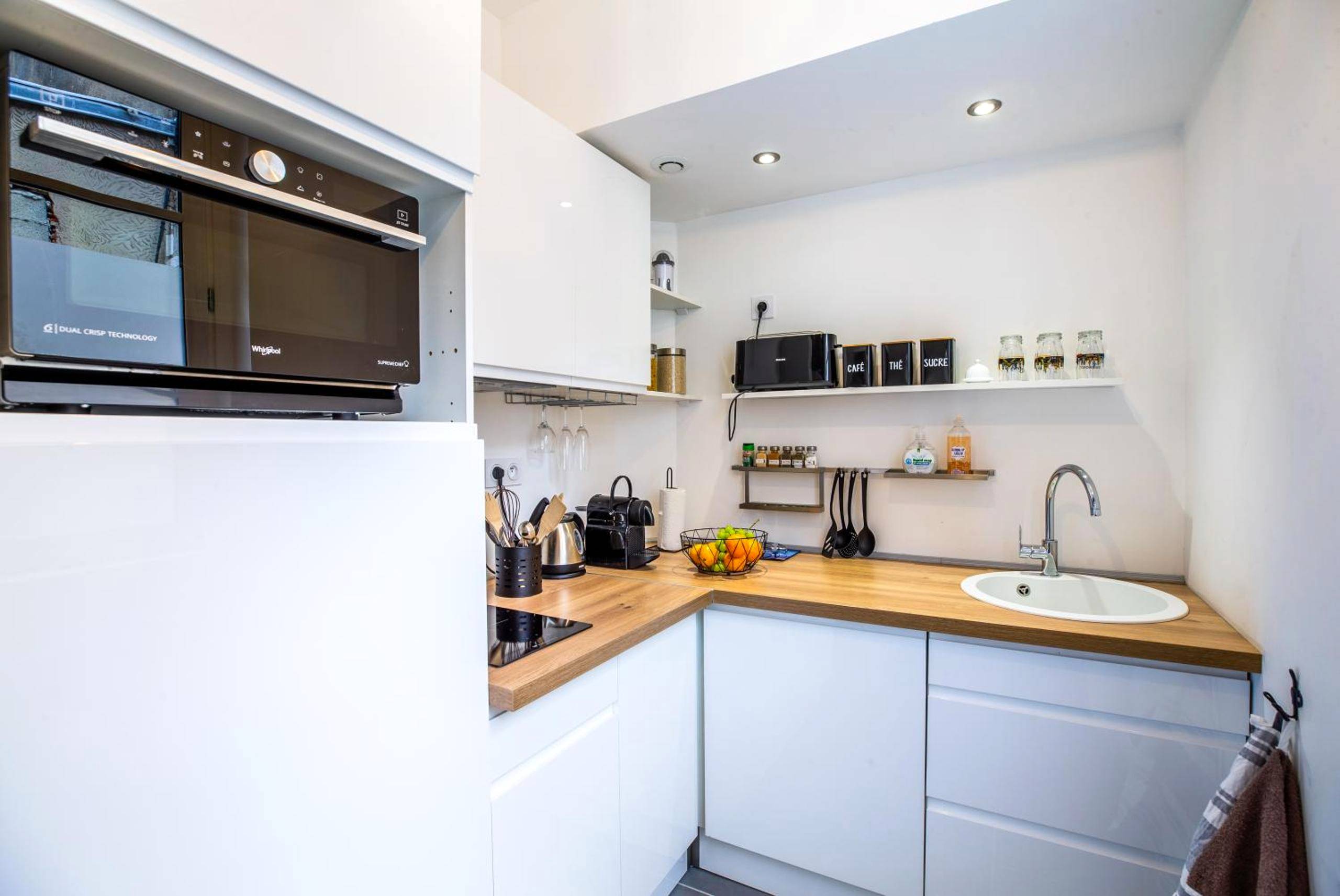 Cuisine équipée moderne et fonctionnelle - Cocon à Bulles Chic vue Cathédrale avec Spa - jacuzzi