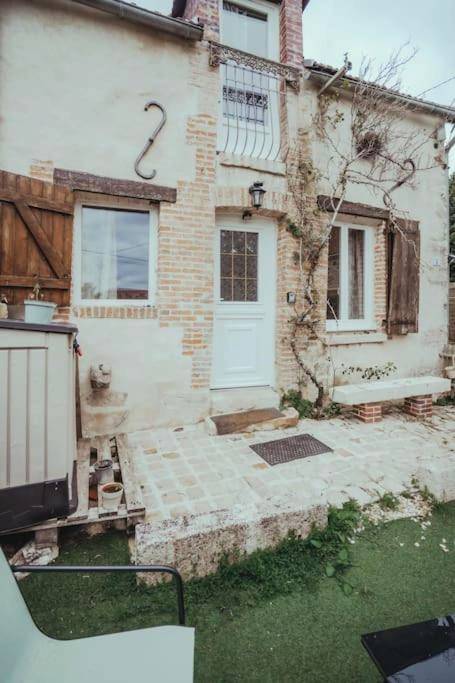 Façade en pierre avec terrasse pavée - Cocon Champêtre