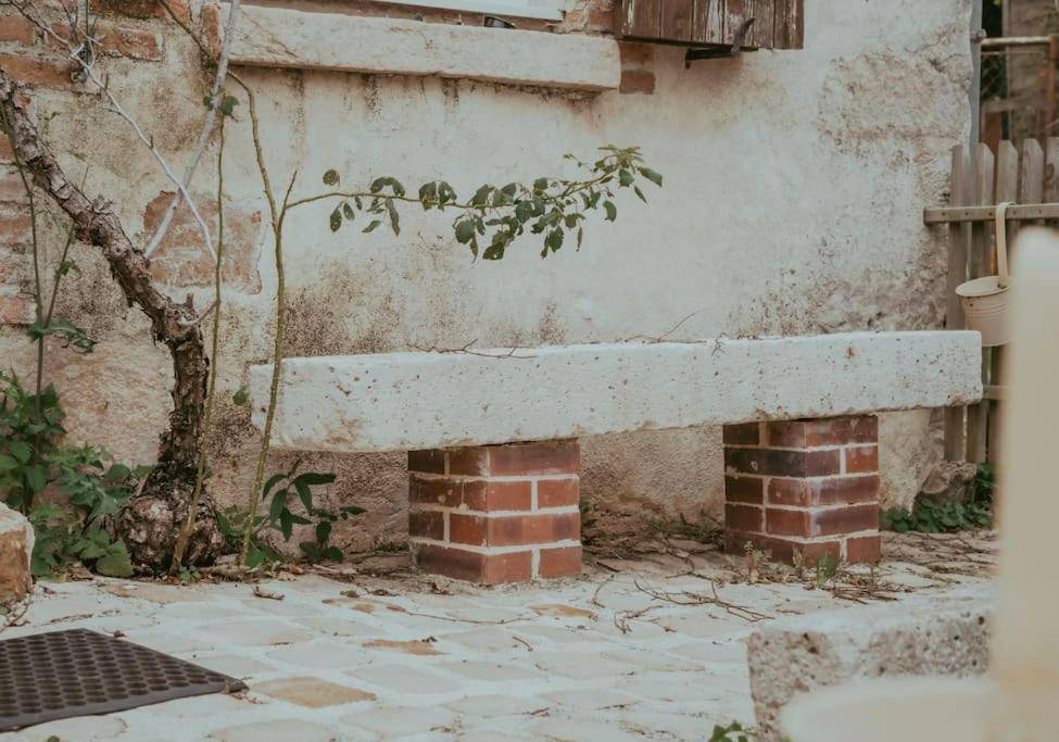 Banc en pierre sur pieds en briques - Cocon Champêtre