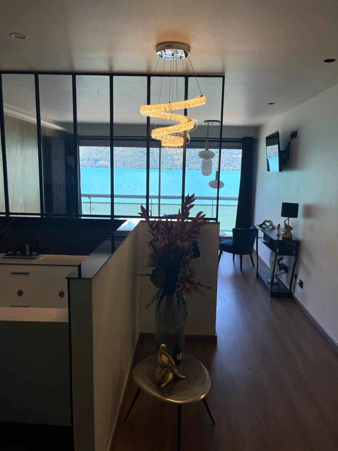 Salon avec verrière et vue sur le lac - Love Room Tresserve - Cocon Chic Aix les bains