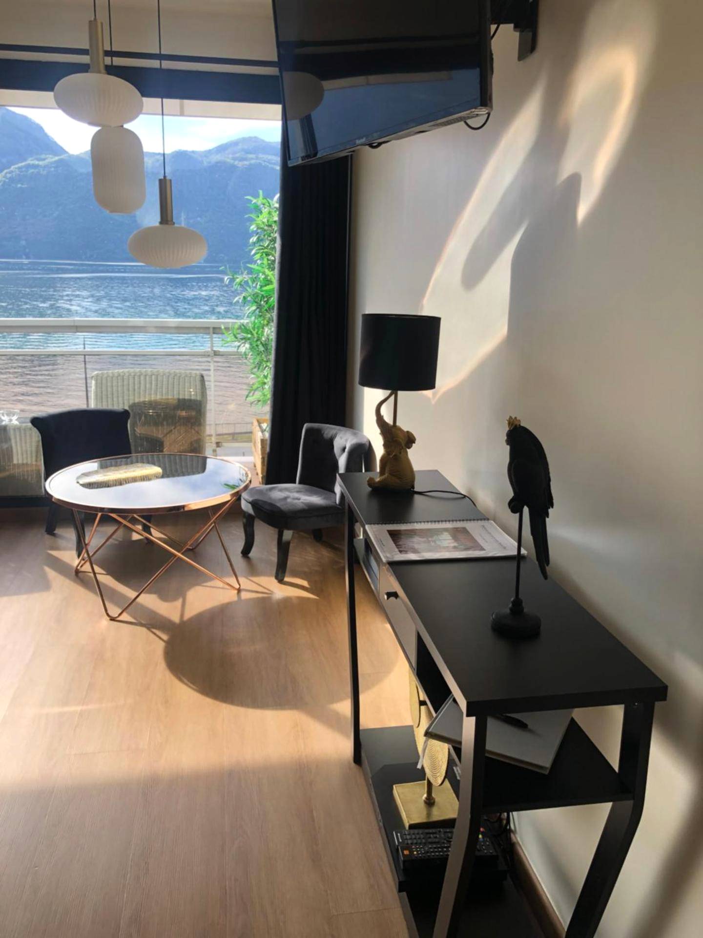 Espace détente avec table basse et fauteuils - Cocon Chic Aix les bains