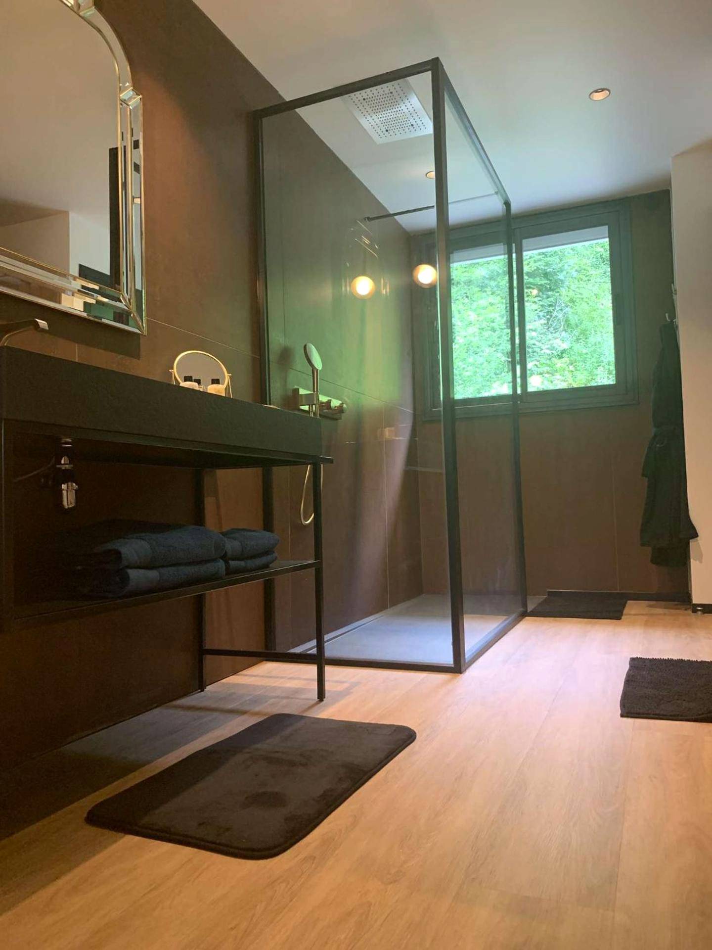 Salle de bain avec douche à l'italienne - Cocon Chic Aix les bains