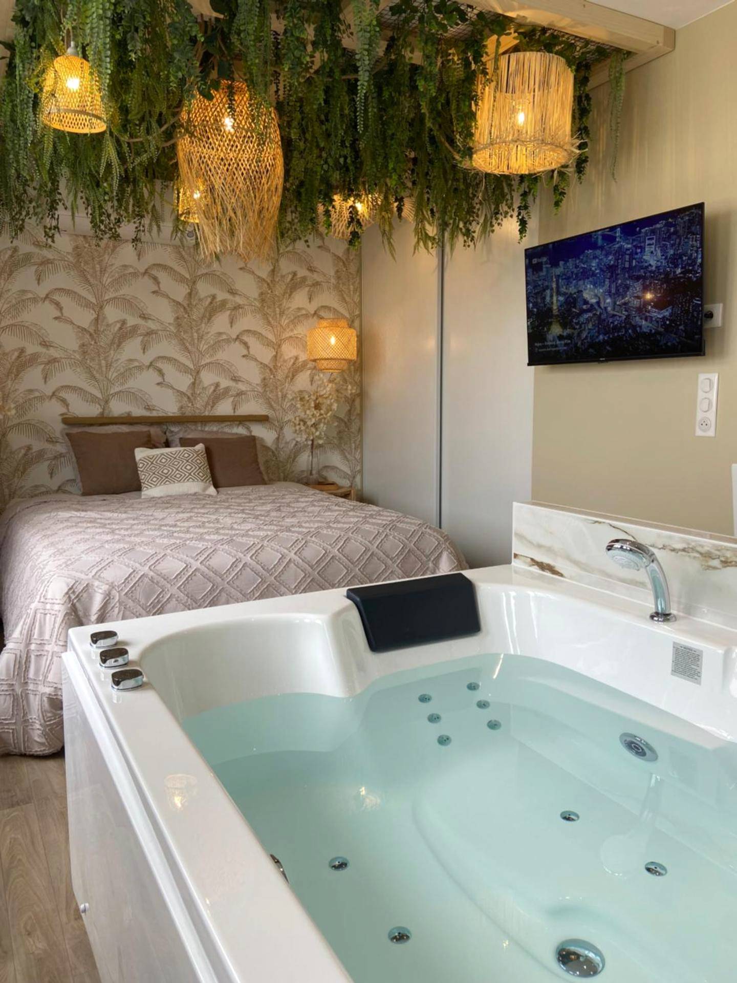 Jacuzzi privatif et lit avec plafond végétal - Love Room Saint - Nazaire - Le cocon du désir - Balnéo et haut de gamme