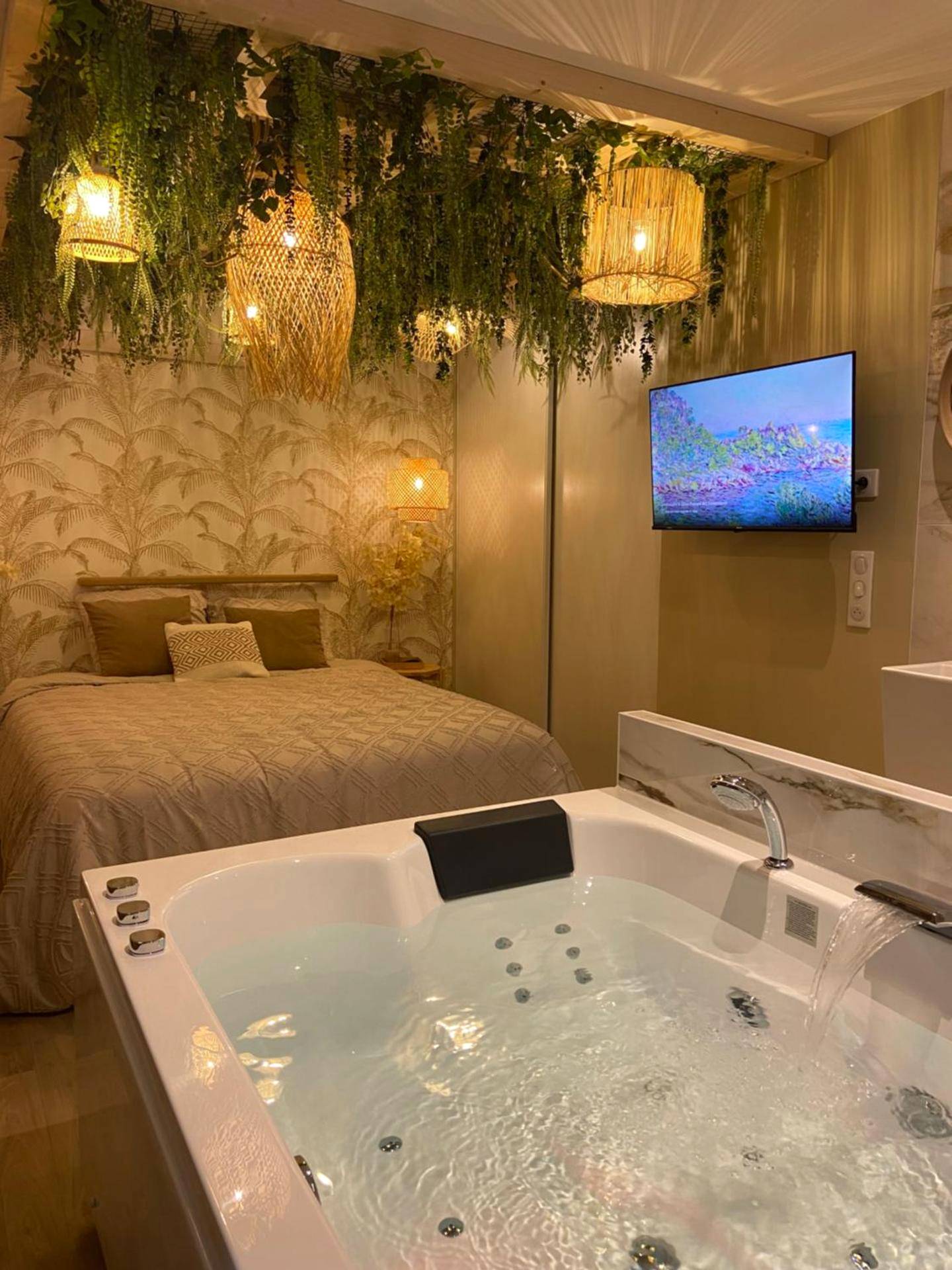 Baignoire balnéo avec cascade d'eau et TV - Le cocon du désir - Balnéo et haut de gamme