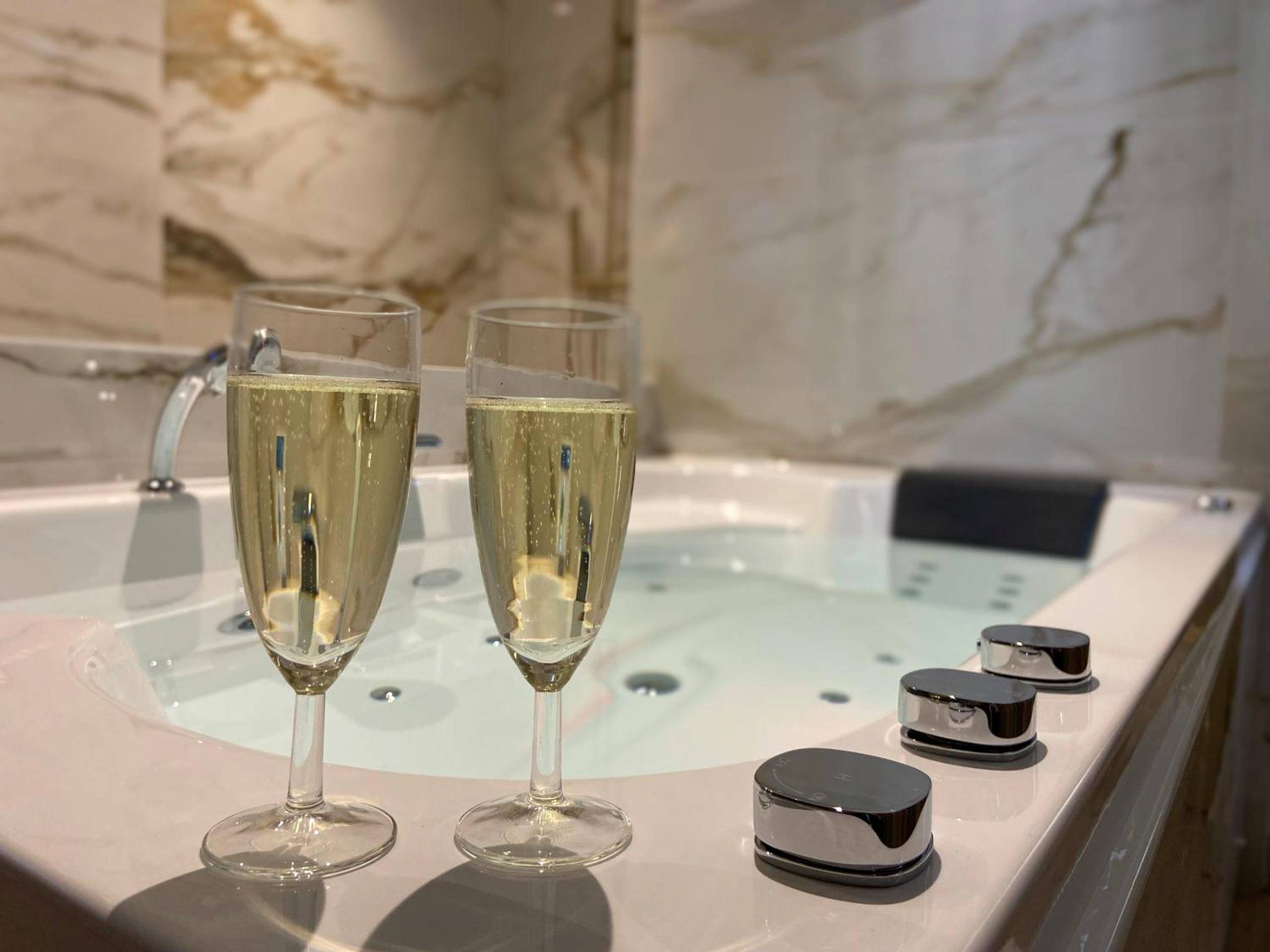 Coupes de champagne au bord du jacuzzi - Le cocon du désir - Balnéo et haut de gamme