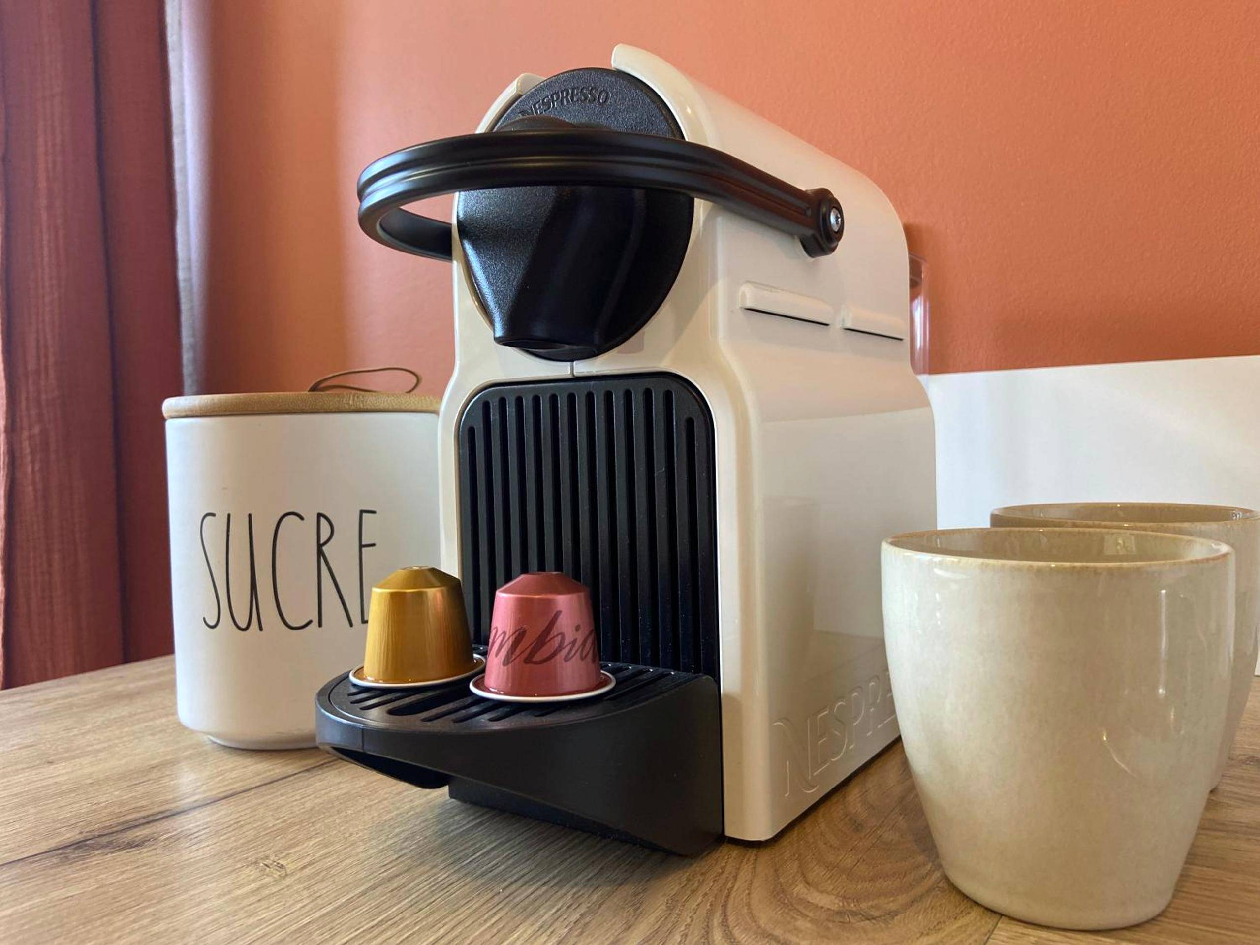 Machine à café avec capsules et tasses - Le cocon du désir - Balnéo et haut de gamme