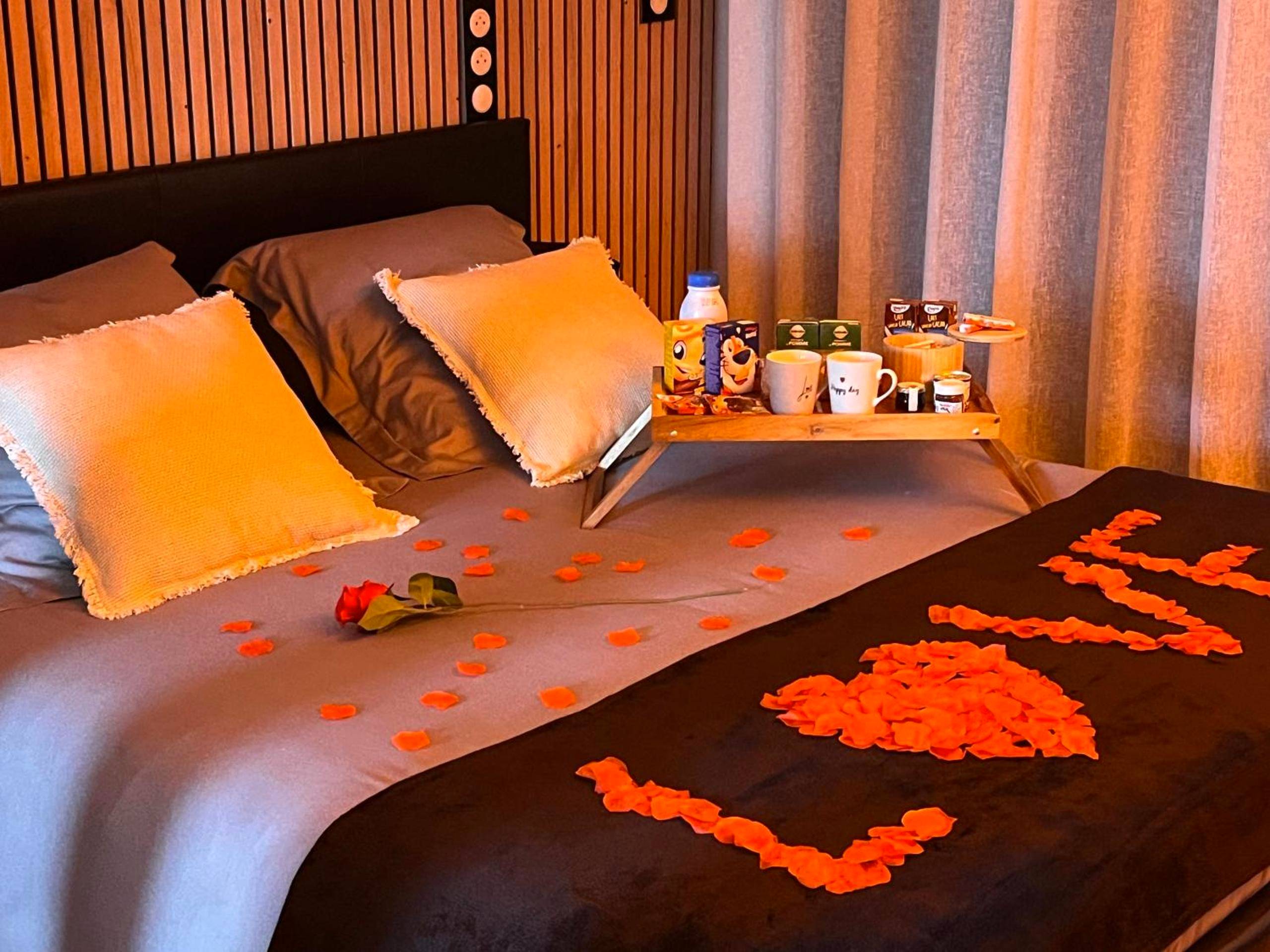 Petit - déjeuner au lit avec décor romantique - Cocon détente pour 2 avec hammam et jacuzzi privé Mer Lac