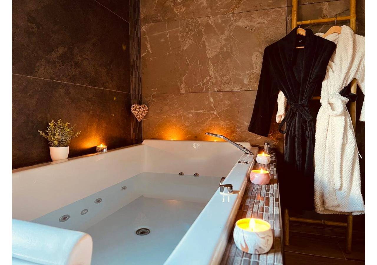 Baignoire balnéo, bougies et peignoirs - Cocon détente pour 2 avec hammam et jacuzzi privé Mer Lac