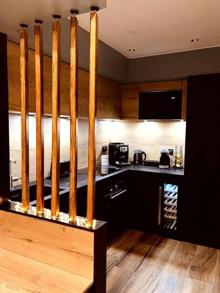 Cuisine équipée moderne avec claustra en bois - Cocon détente pour 2 avec hammam et jacuzzi privé Mer Lac