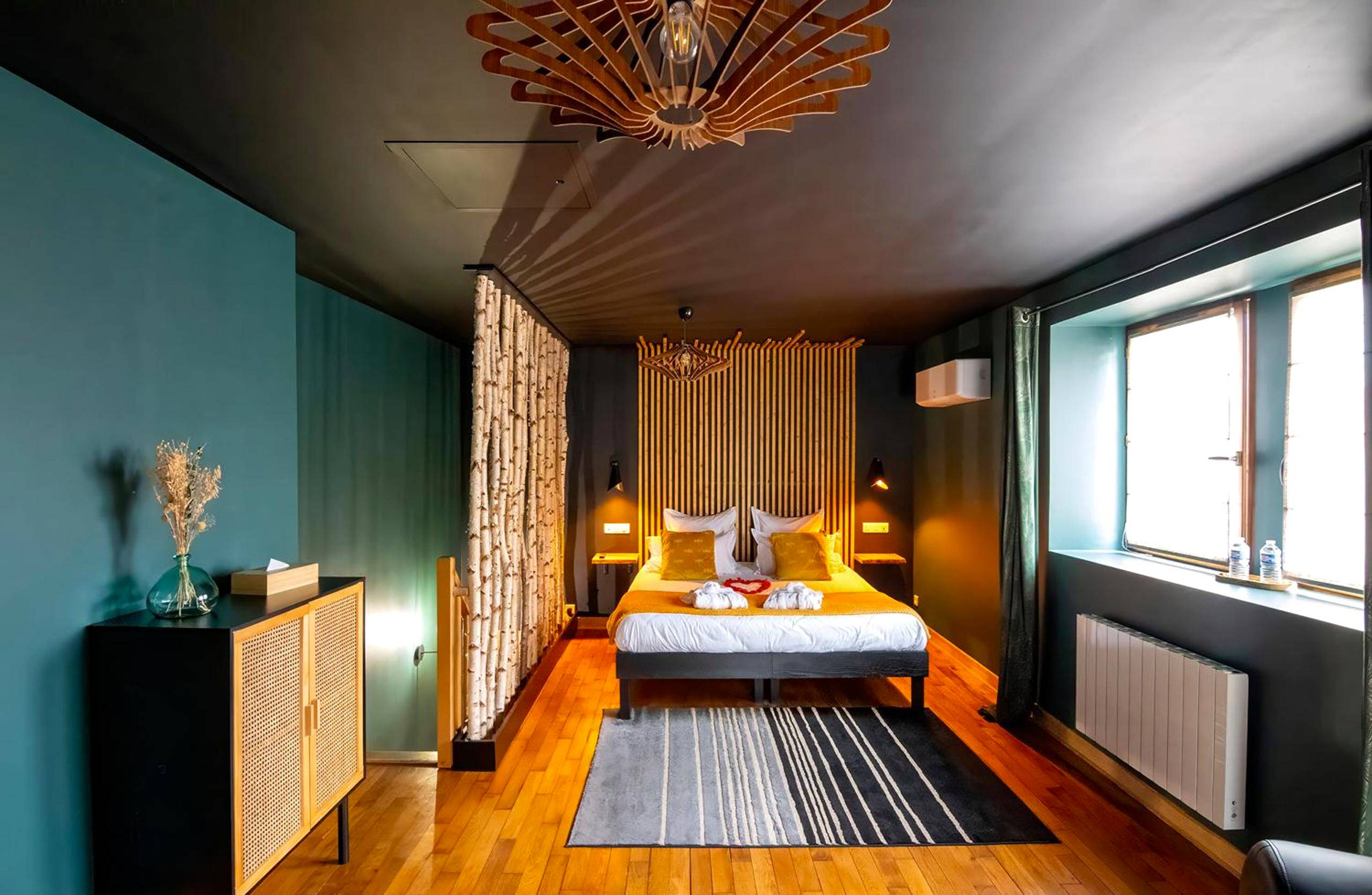 Chambre avec lit king size et déco bois - Love Room Montceau - et - Écharnant - Le Cocon du Domaine des Ecus d'Or