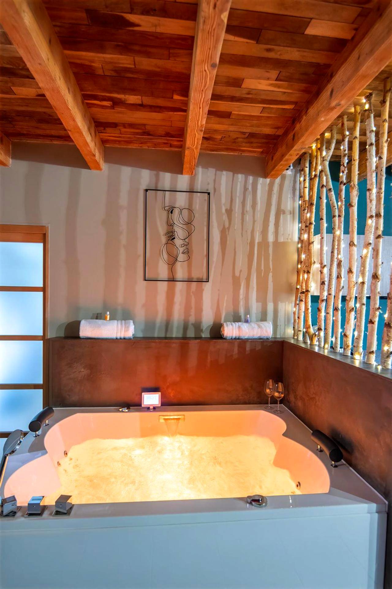 Jacuzzi privatif avec éclairage tamisé - Le Cocon du Domaine des Ecus d'Or