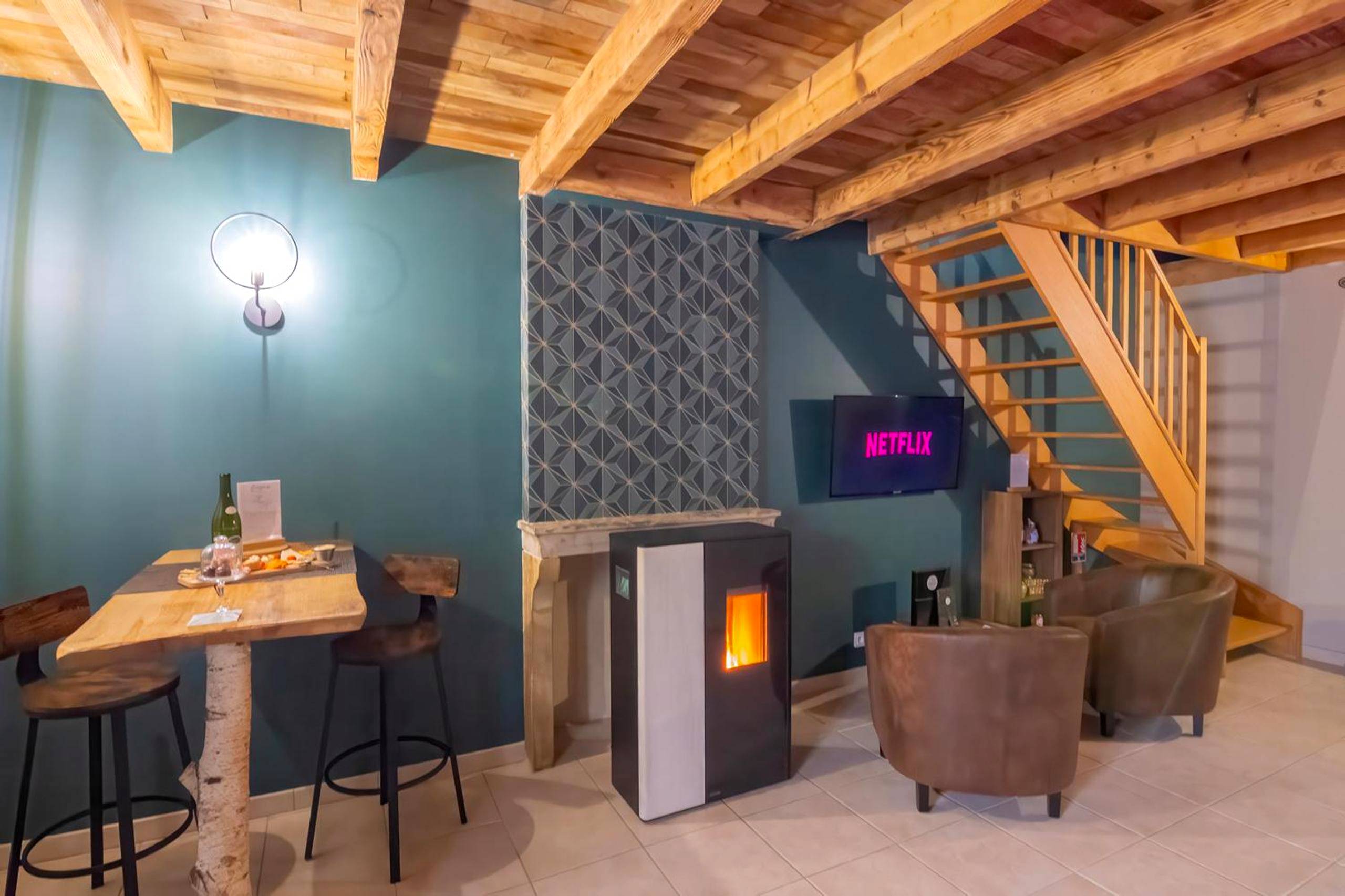 Salon avec poêle à granulés et coin repas - Le Cocon du Domaine des Ecus d'Or