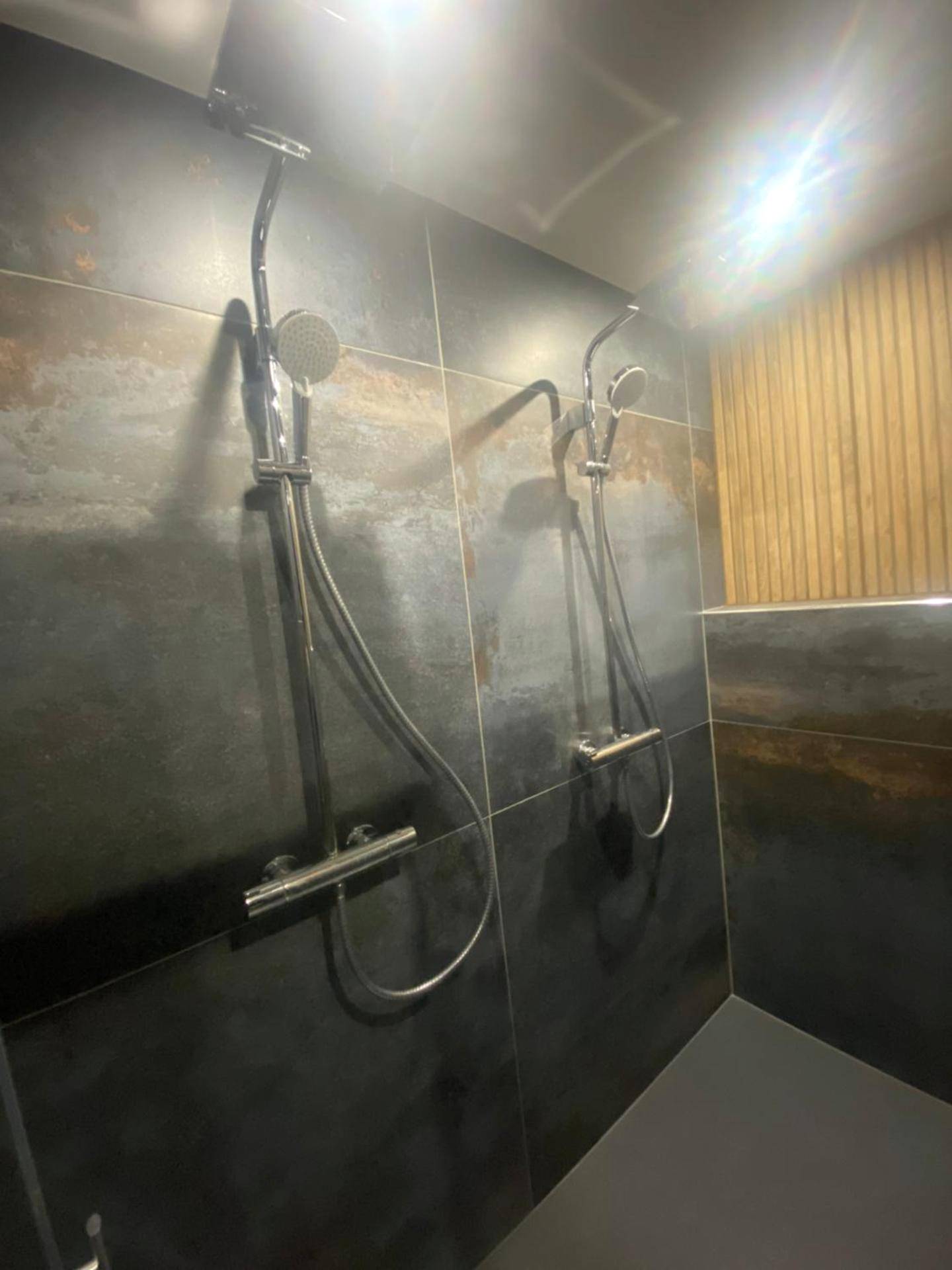 Double douche italienne avec parois sombres - Cocon doré