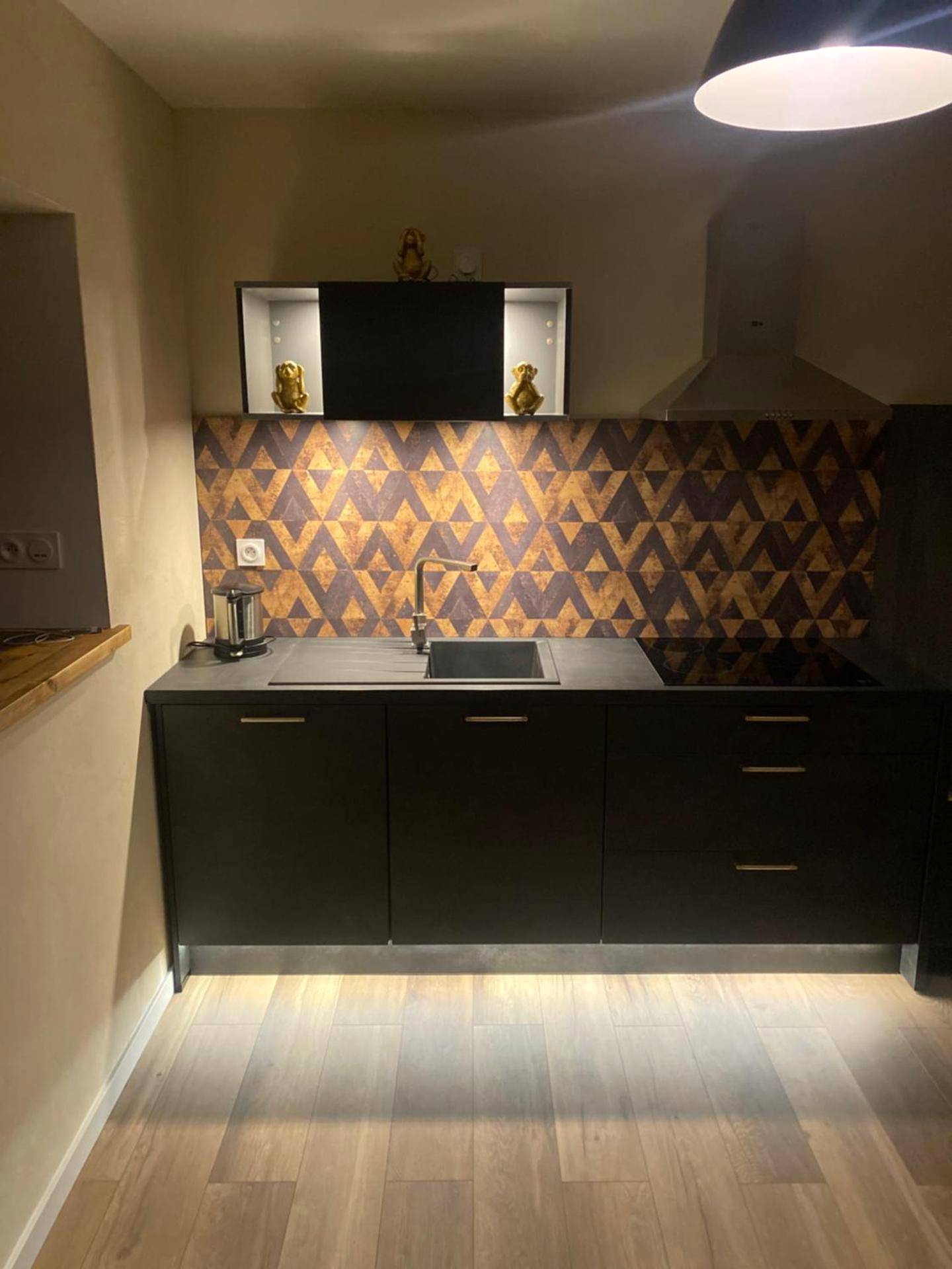 Cuisine équipée moderne avec crédence graphique - Cocon doré