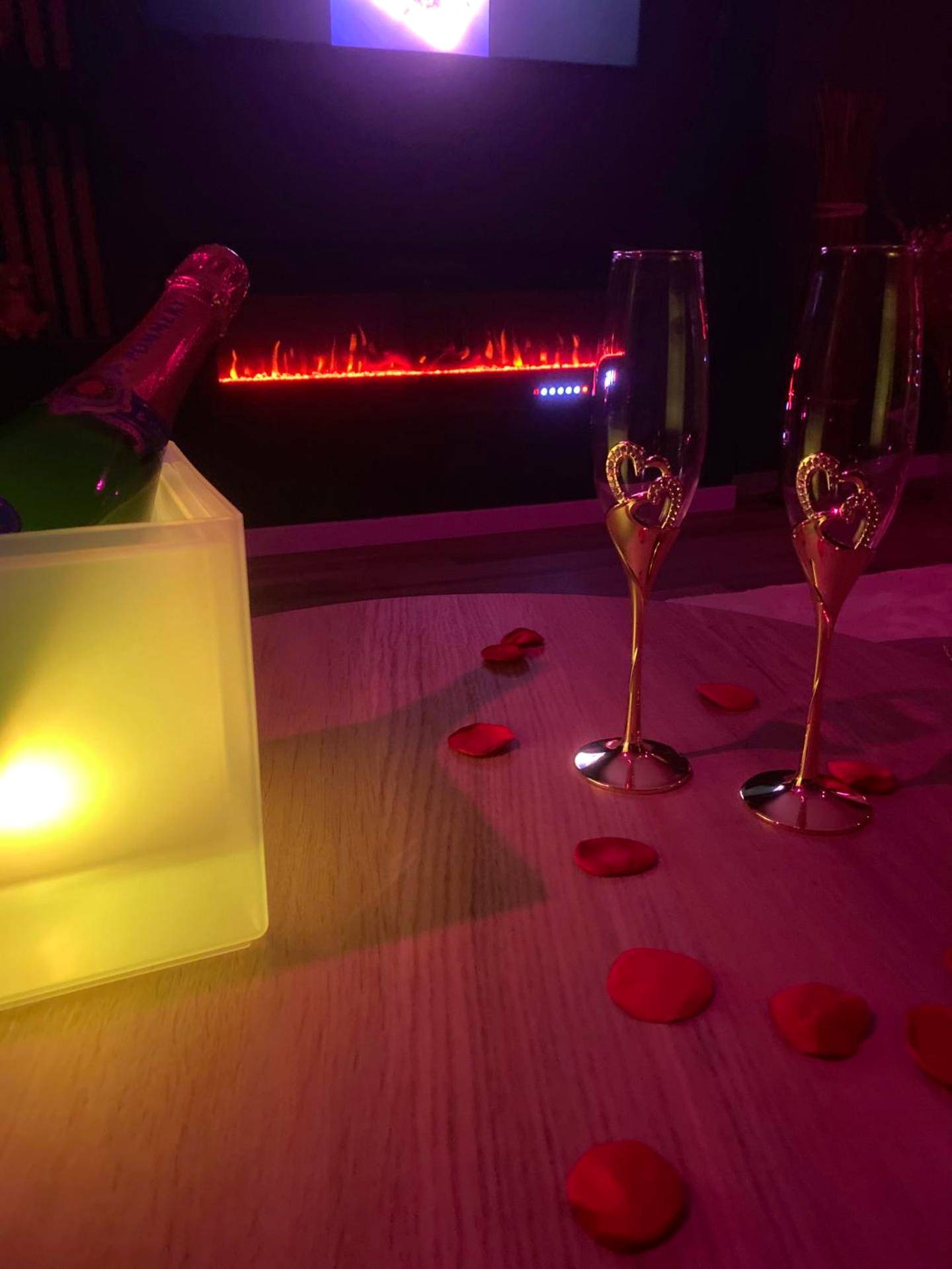 Flûtes de champagne et pétales sur table basse - Cocon doré