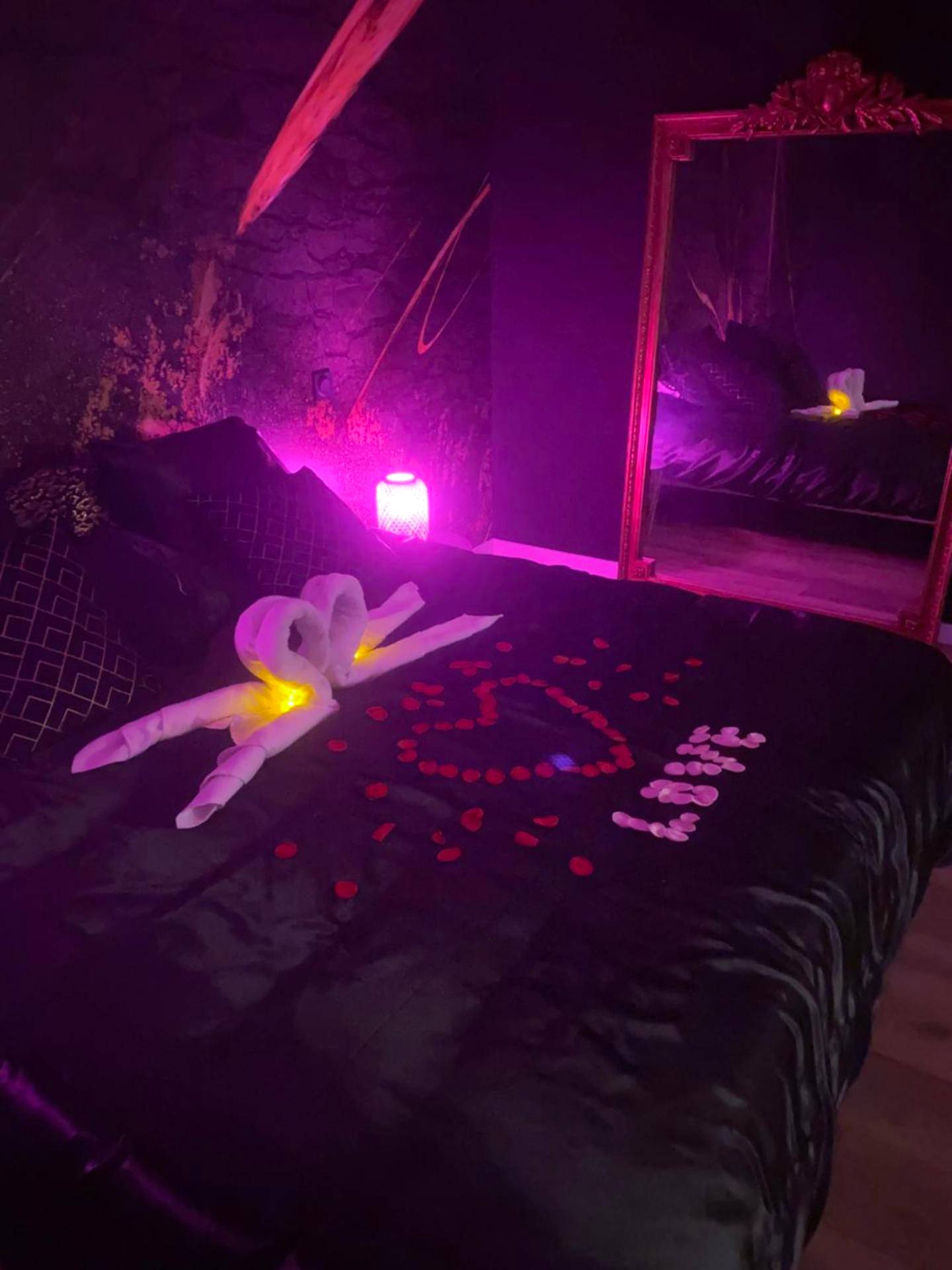 Lit avec cygnes en serviette et pétales de rose - Cocon doré