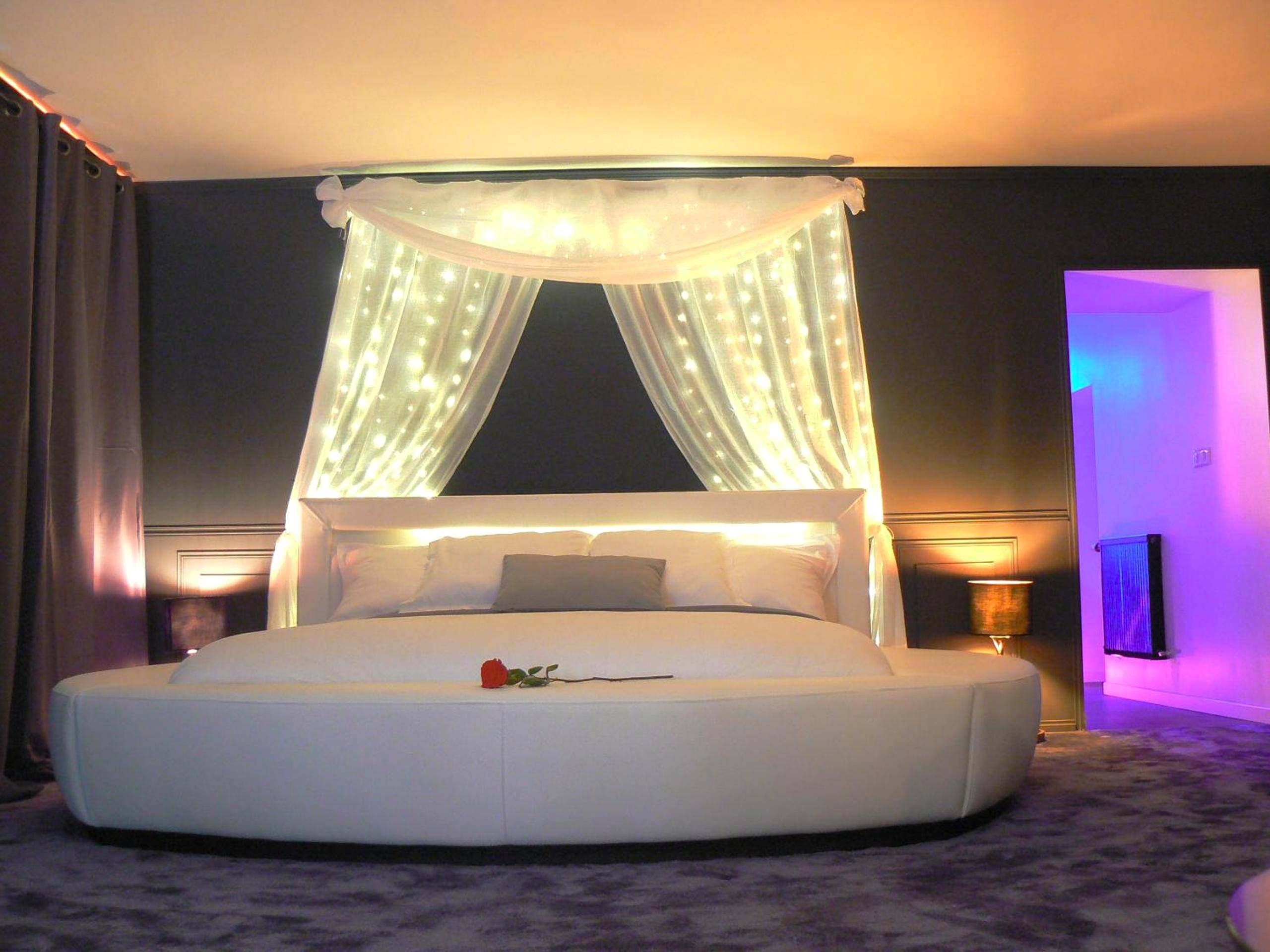 Lit rond avec voilage lumineux et rose rouge - Love Room Plélan - le - Grand - Love room proche Rennes Le Cocon Enchanteur