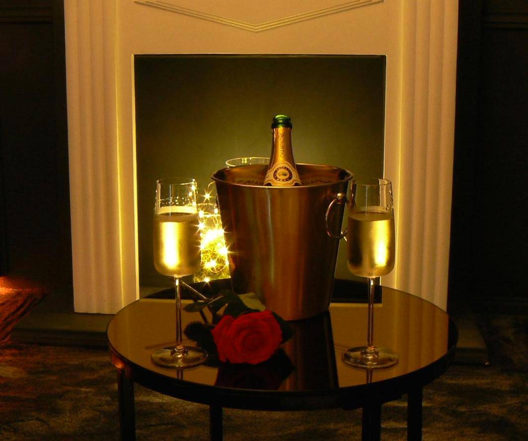 Bouteille de champagne et flûtes sur table basse - Love room proche Rennes Le Cocon Enchanteur