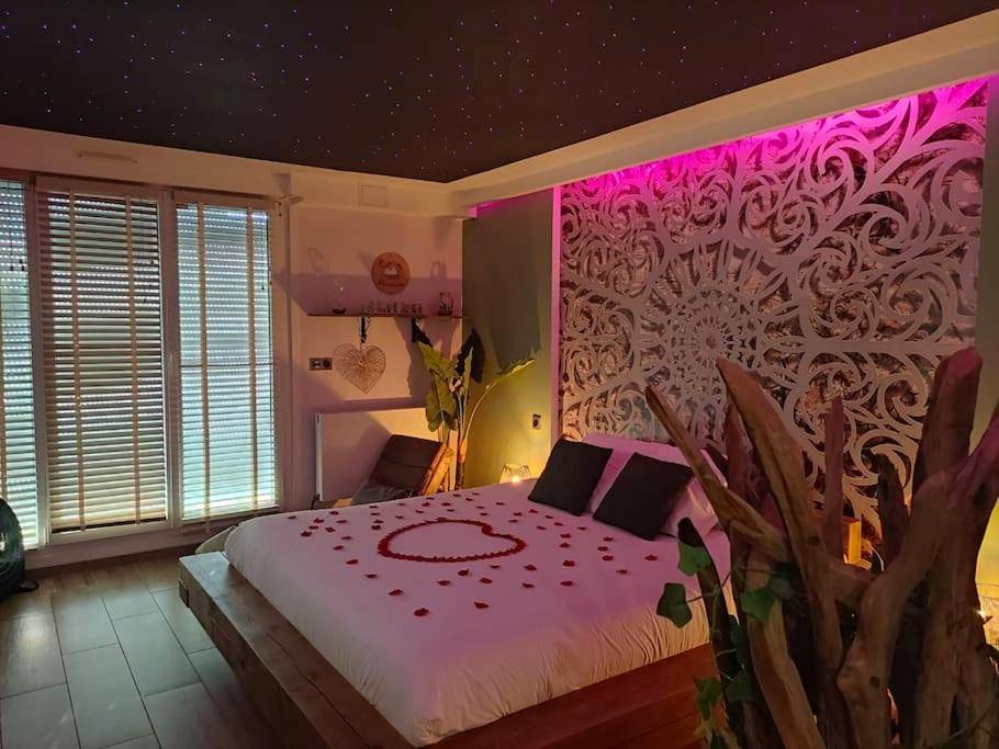 Lit avec cœur en pétales et plafond étoilé - Love Room Le Havre - Cocon d'Evasion**** SPA PRIVATIF et ciels étoilés