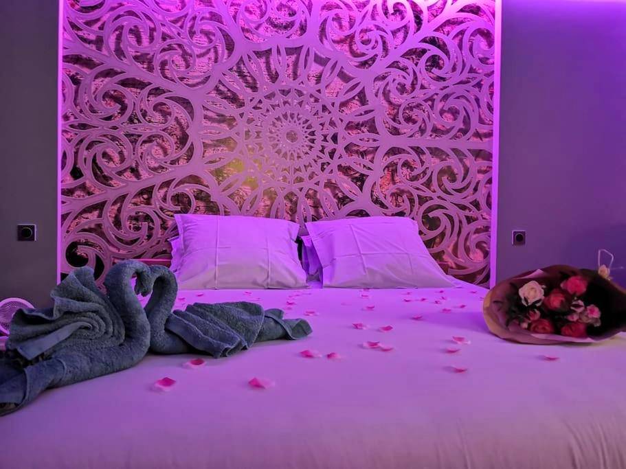 Cygnes en serviettes et bouquet de roses sur lit - Cocon d'Evasion**** SPA PRIVATIF et ciels étoilés
