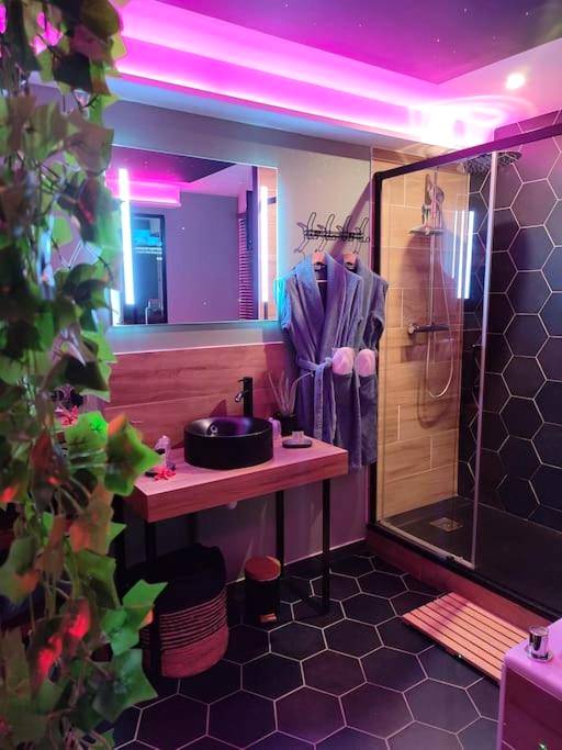 Salle d'eau moderne avec douche et peignoirs - Cocon d'Evasion**** SPA PRIVATIF et ciels étoilés