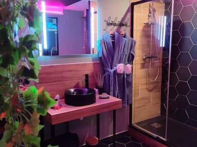 Salle d'eau moderne avec douche et peignoirs - Cocon d'Evasion**** SPA PRIVATIF et ciels étoilés