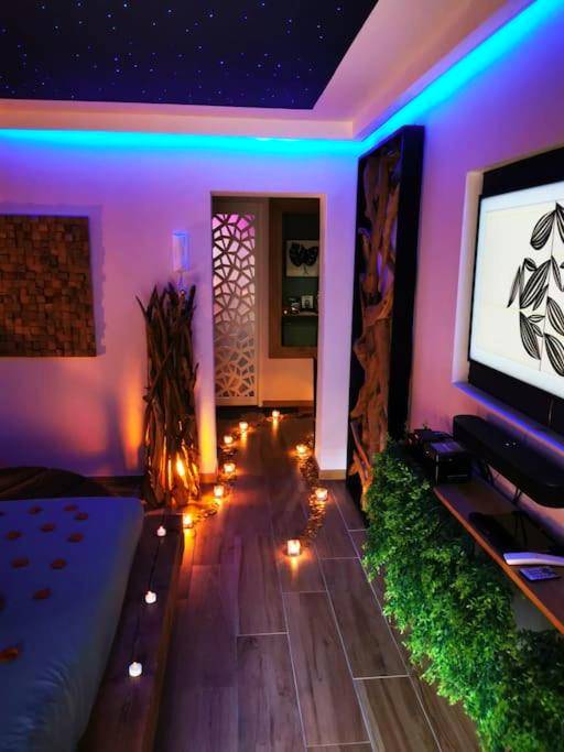 Chemin de bougies au sol et éclairage LED bleu - Cocon d'Evasion**** SPA PRIVATIF et ciels étoilés