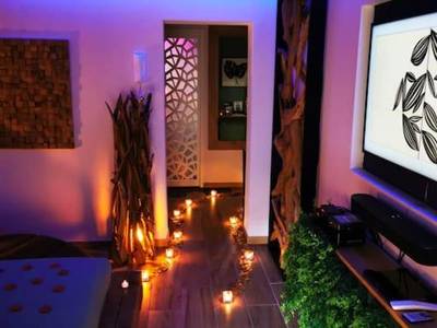 Chemin de bougies au sol et éclairage LED bleu - Cocon d'Evasion**** SPA PRIVATIF et ciels étoilés