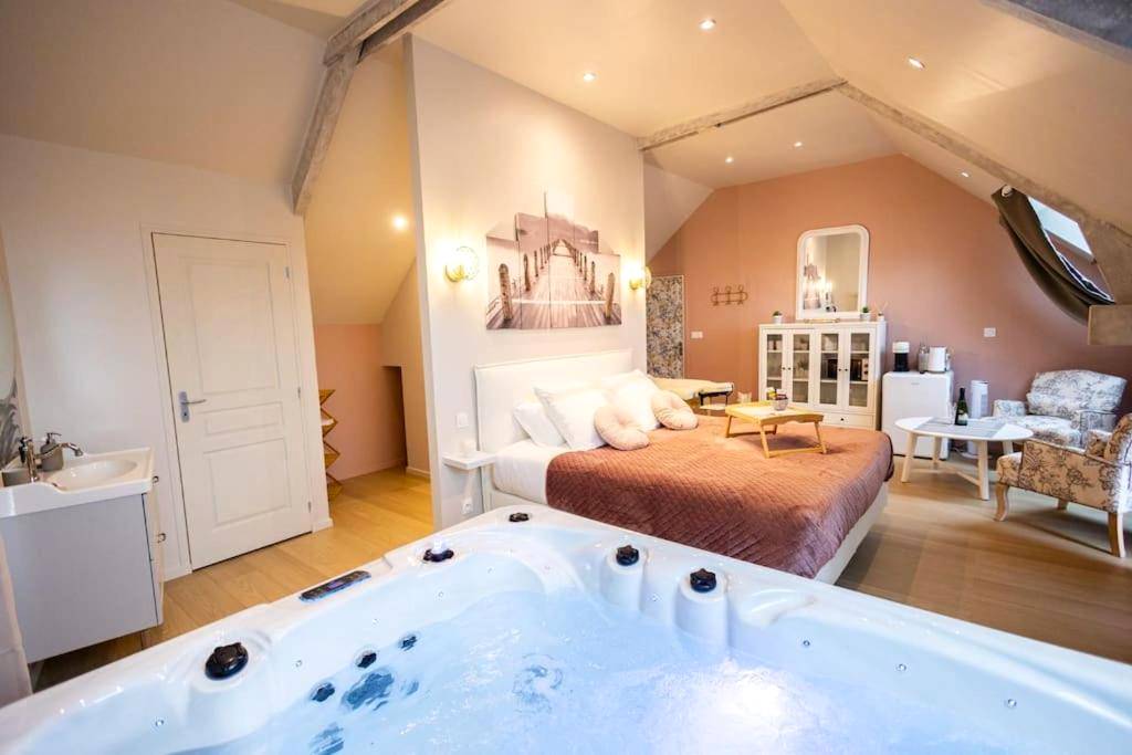 Suite avec lit king size et jacuzzi privatif - Love Room Couvains - Le Cocon chambre avec Jacuzzi privatif Normandie