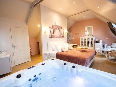 Suite avec lit king size et jacuzzi privatif - Love Room Couvains - Le Cocon chambre avec Jacuzzi privatif Normandie