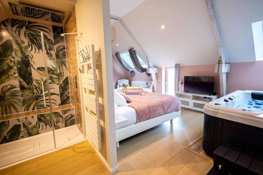 Douche à l'italienne avec paroi tropicale - Le Cocon chambre avec Jacuzzi privatif Normandie