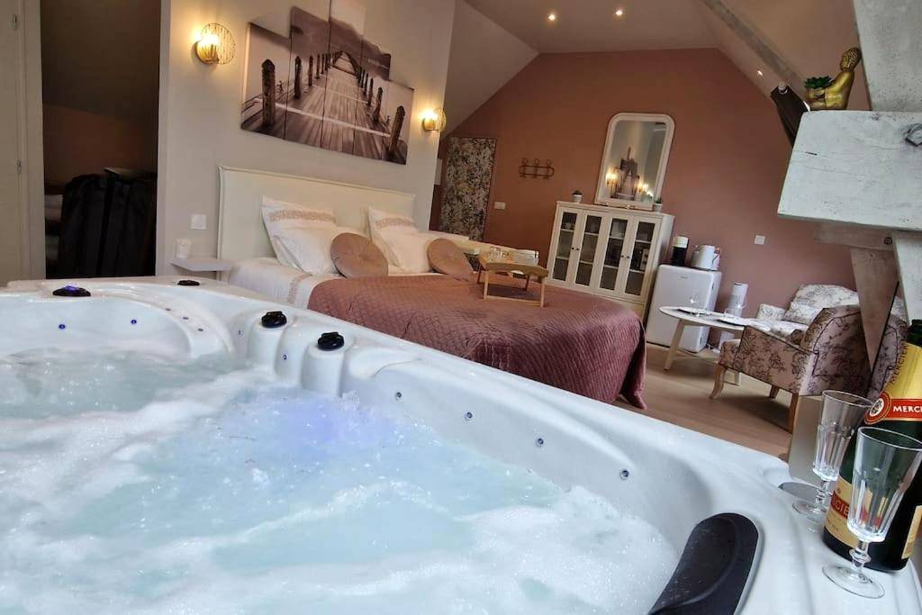 Jacuzzi bouillonnant face au lit double - Le Cocon chambre avec Jacuzzi privatif Normandie