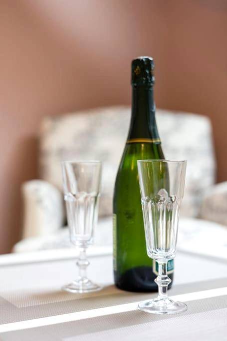 Bouteille de champagne et deux flûtes - Le Cocon chambre avec Jacuzzi privatif Normandie