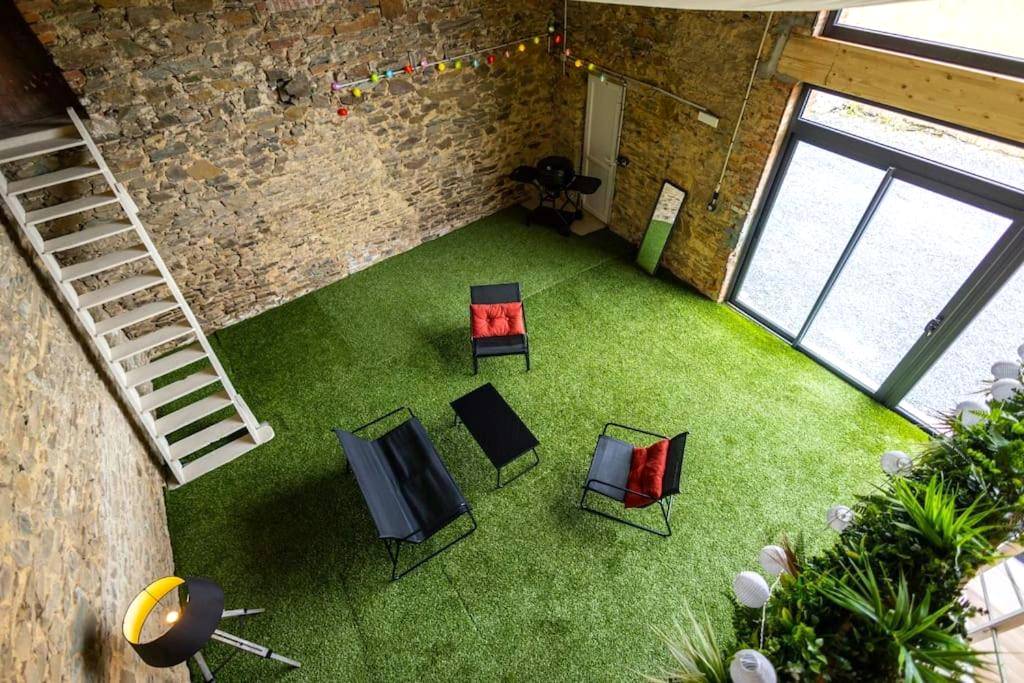 Espace détente avec gazon synthétique et salon - Le Cocon chambre avec Jacuzzi privatif Normandie