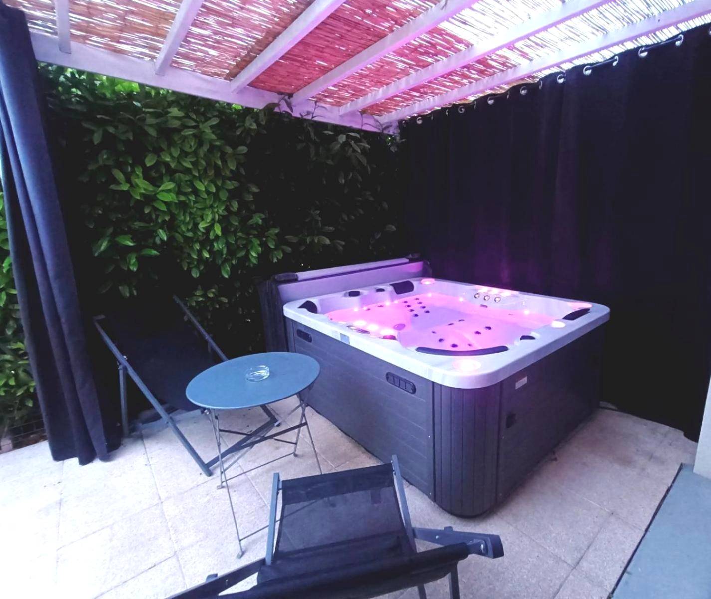 Vue du logement - Love Room Rosières - près - Troyes - Cocon romantique avec jacuzzi extérieur