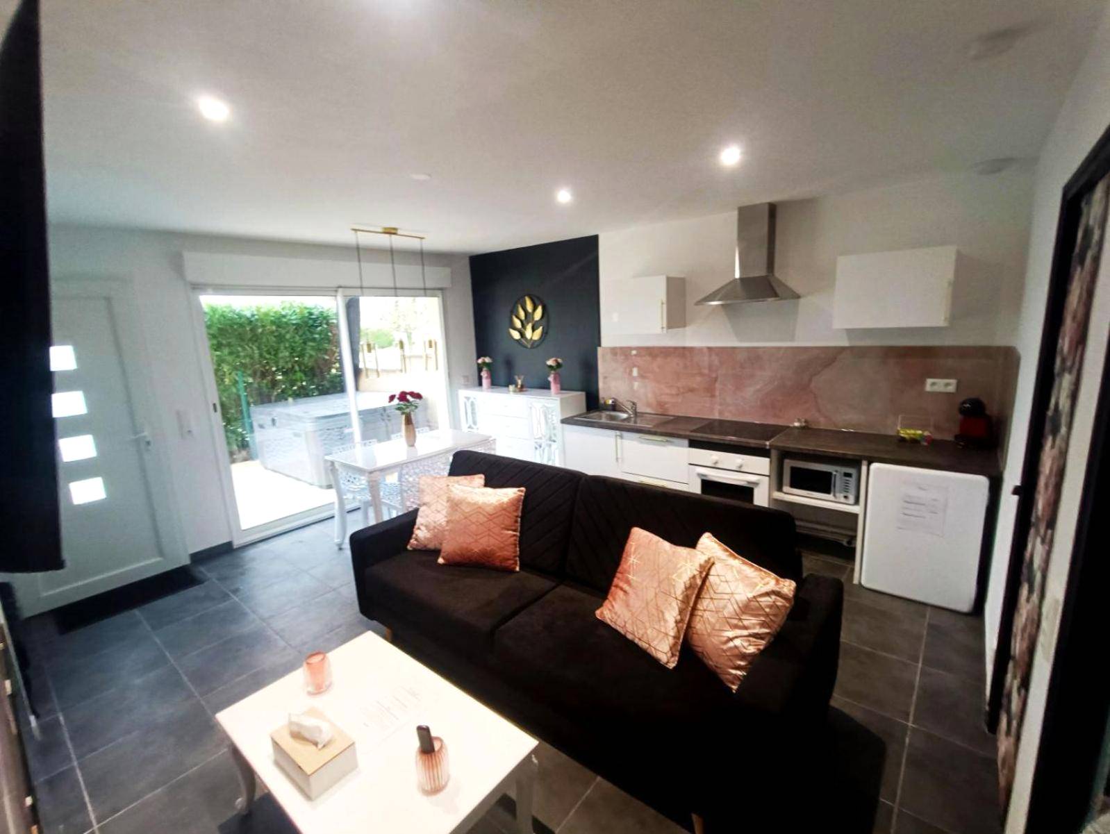 Photo du logement - Cocon romantique avec jacuzzi extérieur