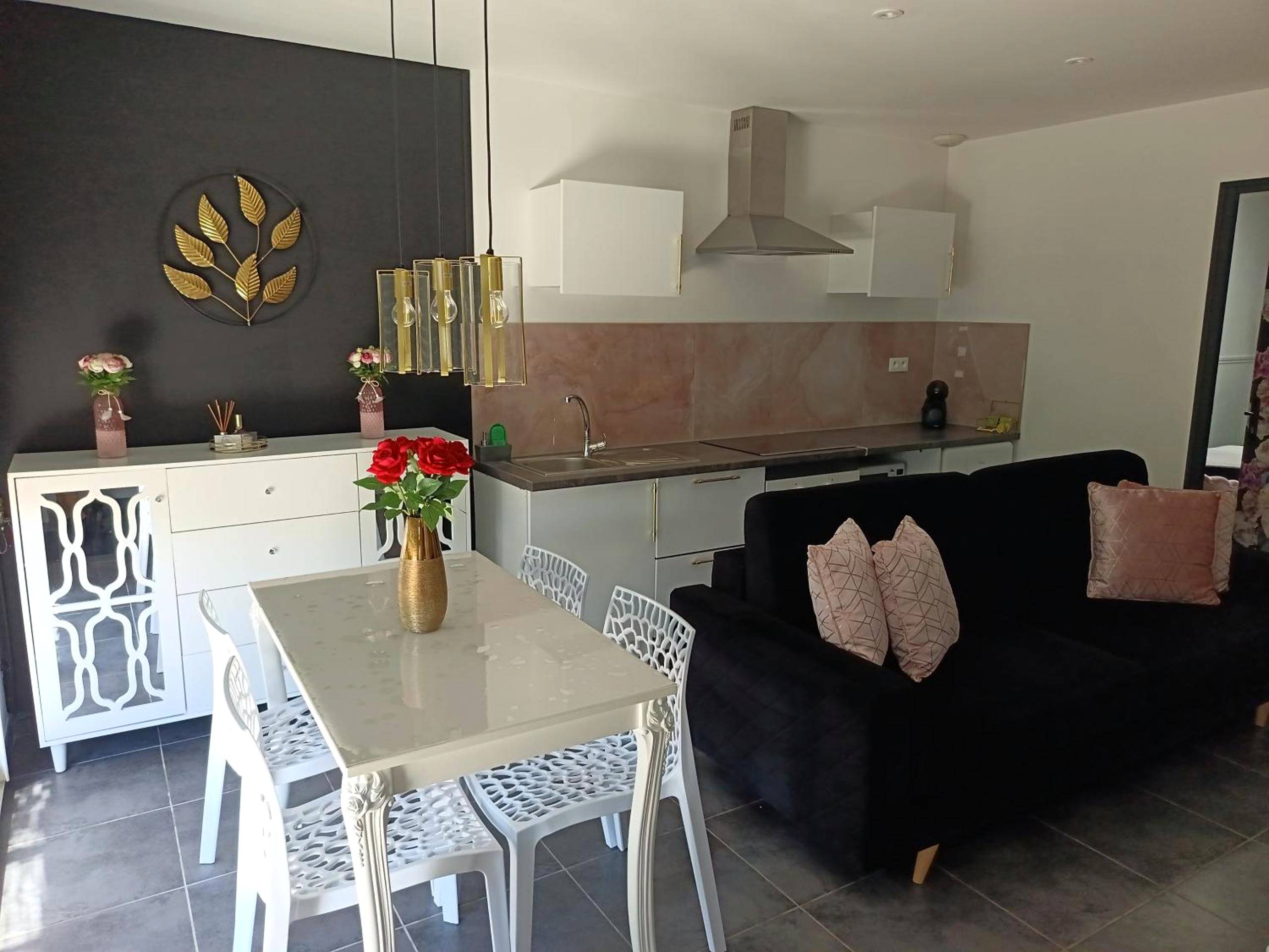 Photo du logement - Cocon romantique avec jacuzzi extérieur - Rosières - près - Troyes