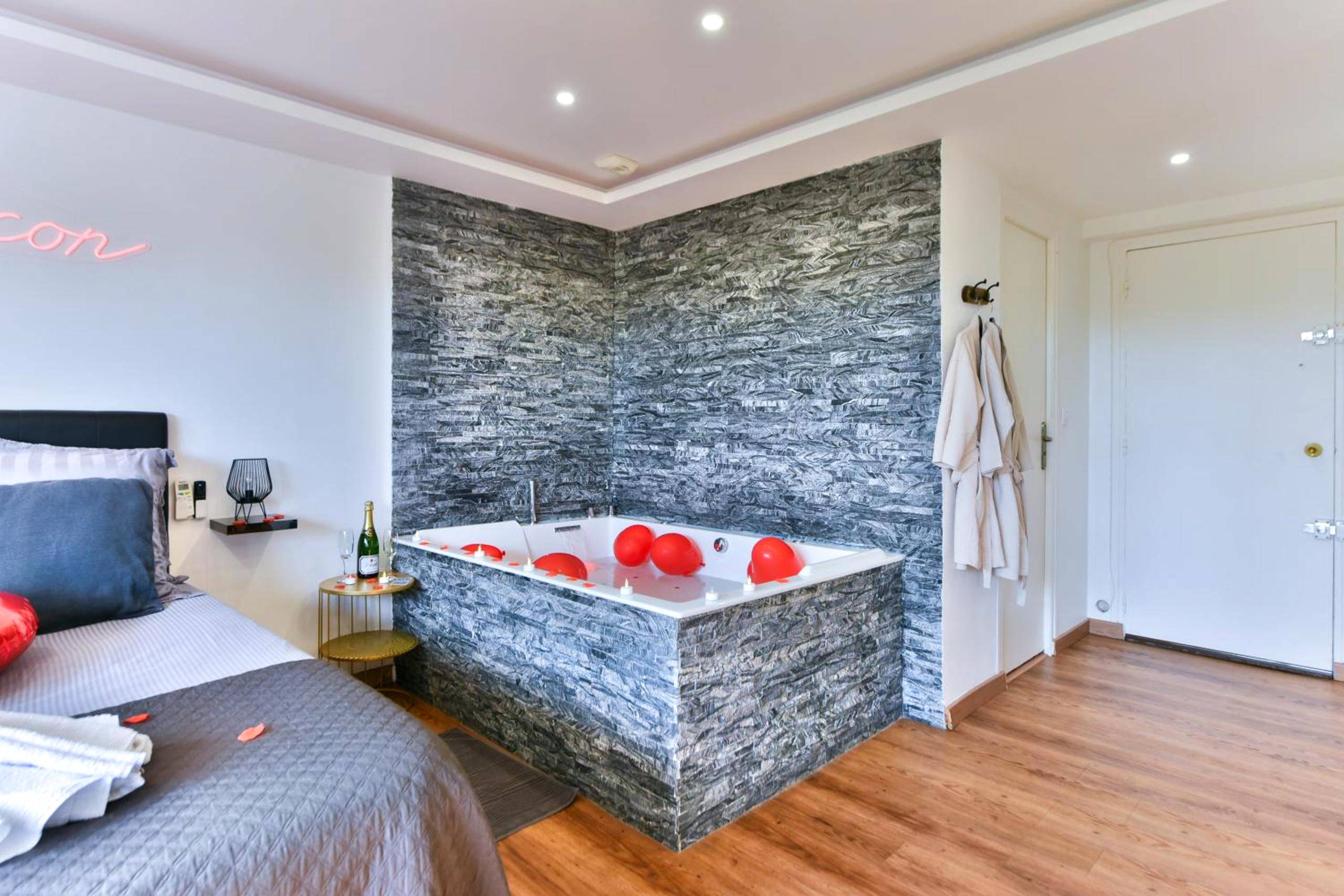 Jacuzzi d'angle avec ballons rouges et bougies - LE COCON - Jacuzzi & Sauna privés By SweetDreams