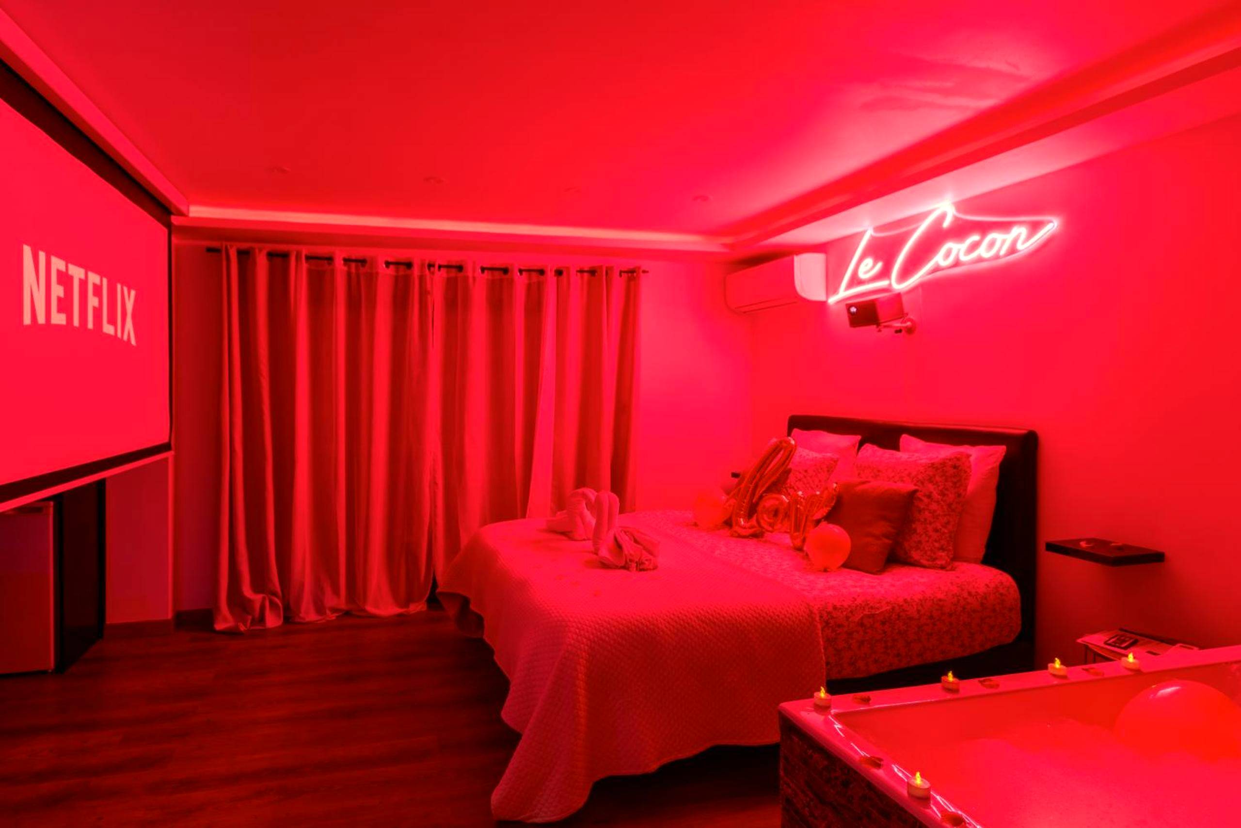 Photo du logement - LE COCON - Jacuzzi & Sauna privés By SweetDreams - Le Cannet