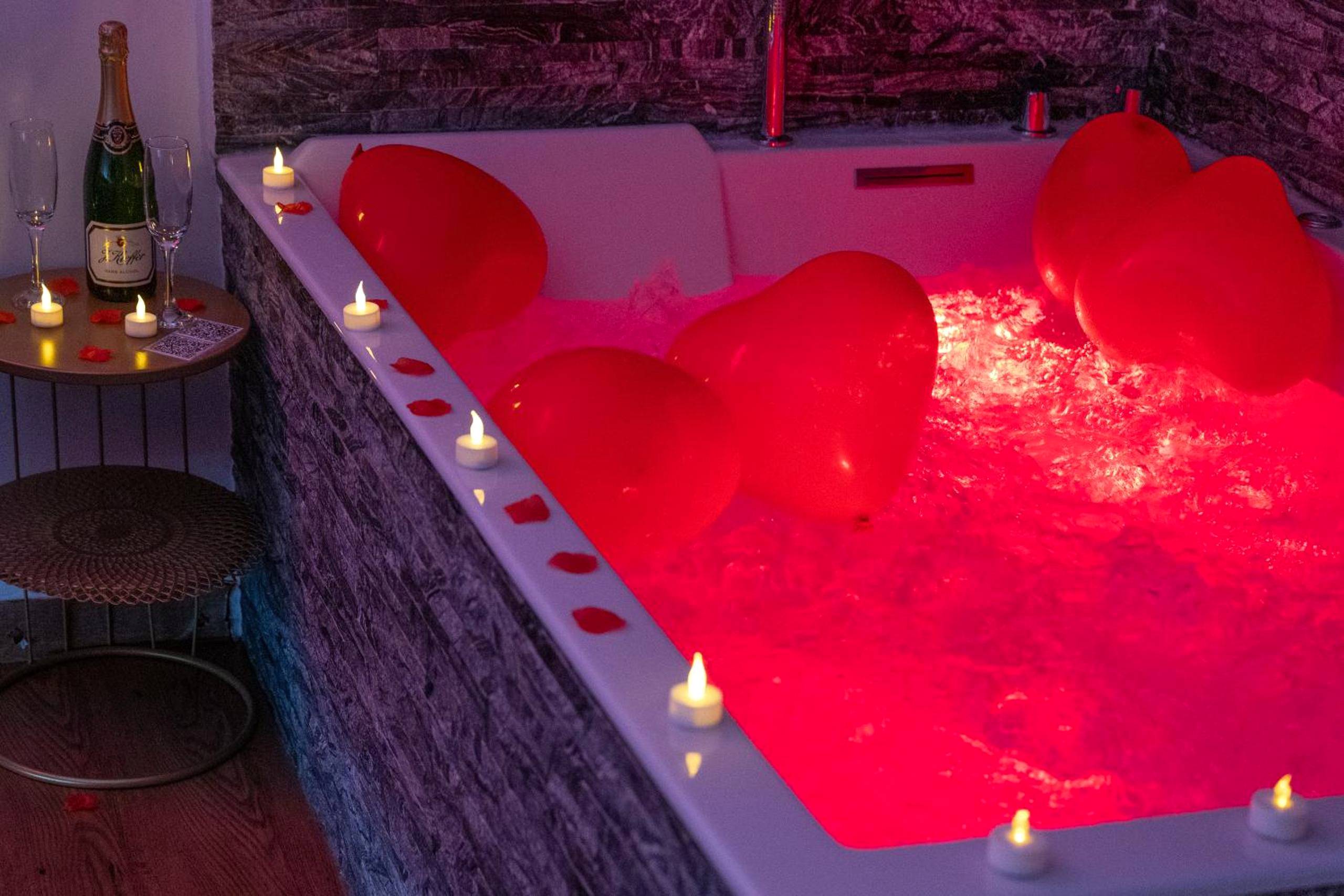 Photo du logement - LE COCON - Jacuzzi & Sauna privés By SweetDreams - Le Cannet