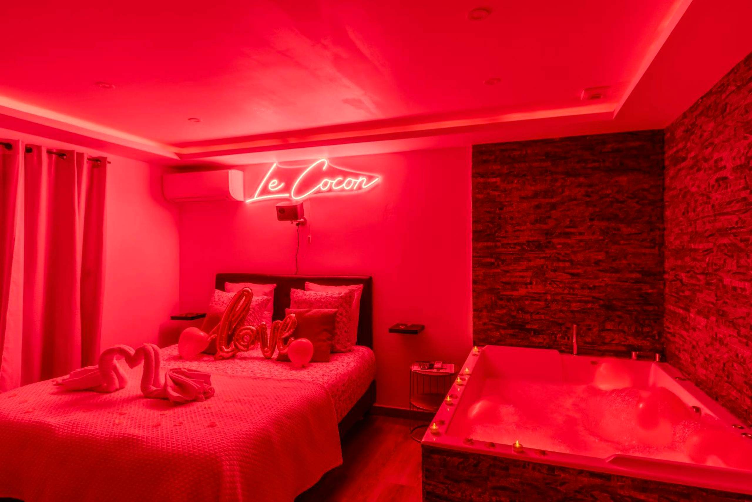 Photo du logement - LE COCON - Jacuzzi & Sauna privés By SweetDreams - Le Cannet