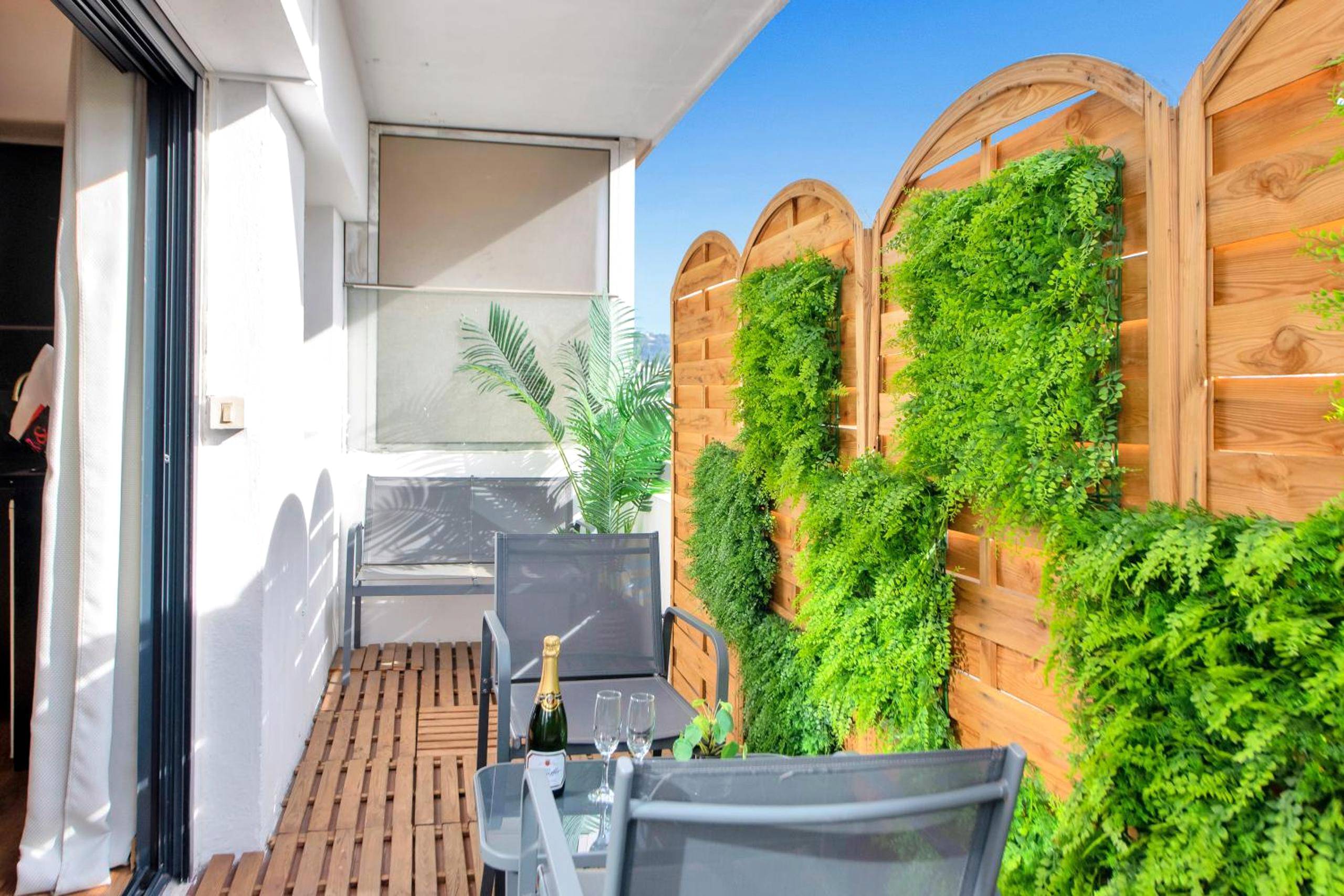 Terrasse aménagée avec mur végétal et champagne - LE COCON - Jacuzzi & Sauna privés By SweetDreams